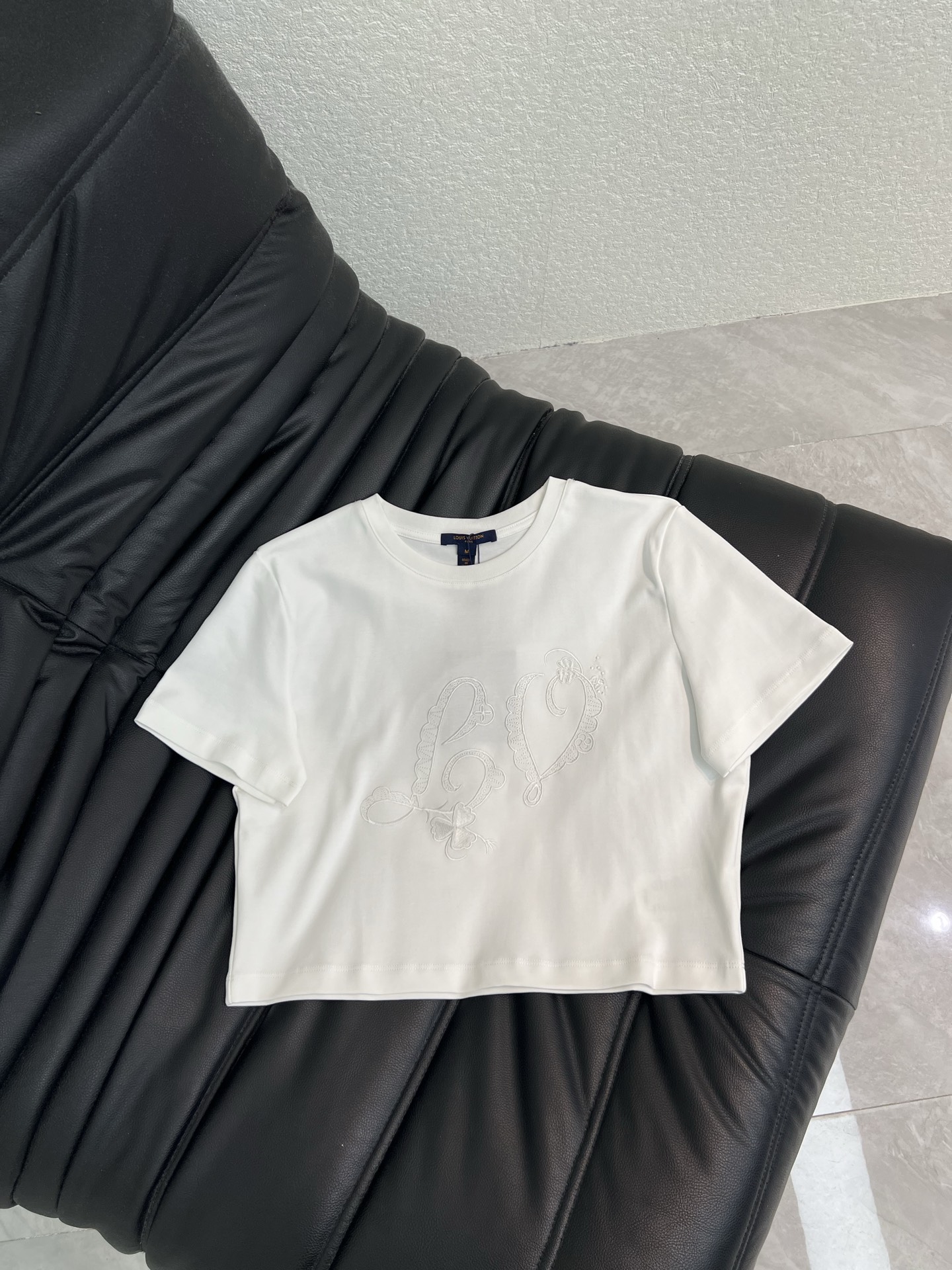NO:843150,Louis Vuitto*26 new spring and summer embroidered letter short-sleeved T-shirt!  Customized cotton material, breathable and comfortable, full of texture. Embroidered logo clover on the front. The embroidery details are three-dimensional and layered. Interesting and personalized. It can be easily controlled in daily casual and street style. Short tailoring. Paired with high-waisted pants or skirts to show your body proportions. The round neck design is simple and versatile. It is stylish and stylish when worn alone. SML, Louis Vuitton, skirts, T-shirt, tees, t-shirt,19860909Louis Vuitto*26春夏新款刺绣字母短袖T恤！定制全棉材质 透气舒适 质感十足 正面花样刺绣logo三叶草 刺绣细节立体有层次 趣味又有个性 日常休闲 街头风都能轻松驾驭 短款剪裁 搭配高腰裤或裙子超显身材比例 圆领设计简约百搭 单穿内搭都出彩时髦.SML,,louis vuitton,skirts,T-shirt,tees，t-shirt,,Women's clothing