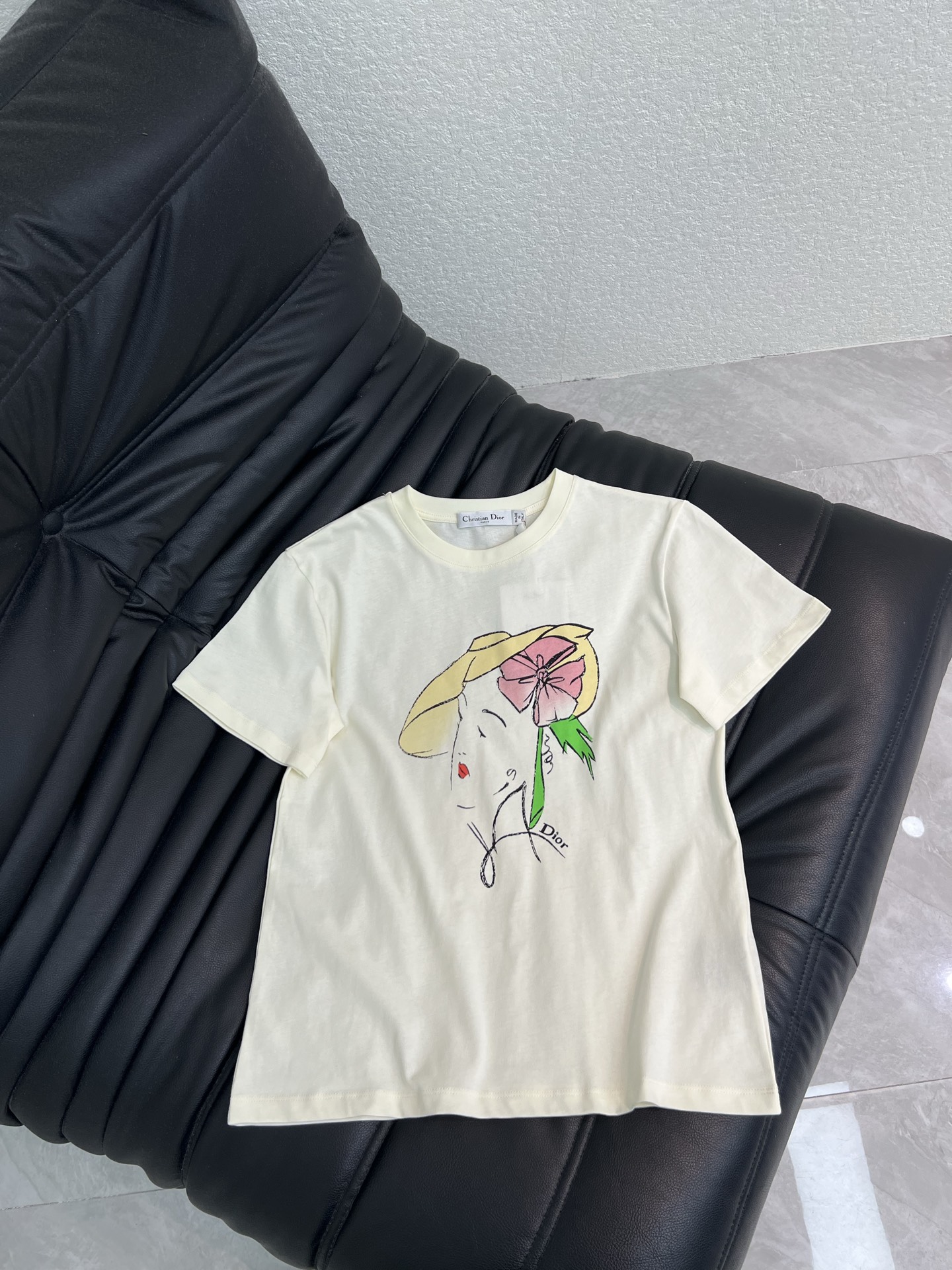 NO:843165,Dio*26 new spring and summer round neck cartoon short-sleeved T-shirt!  Customized imported twill cotton material, breathable and comfortable, full of texture, cartoon-style creative pattern on the chest, brand letters embellishment, creating a romantic and free style, full of creativity, full of brand high-end design, stylish and stylish when worn alone!  SML,,dior,T-shirt,tees,t-shirt,19860909Dio*26春夏新款圆领卡通短袖T恤！定制进口斜纹全棉材质 透气舒适 质感十足 胸前卡通风格创意图案 品牌字母点缀 打造浪漫自由的风格 充满创意 品牌高级设计感拉满 单穿内搭都出彩时髦！SML,,dior,T-shirt,tees，t-shirt,,Women's clothing