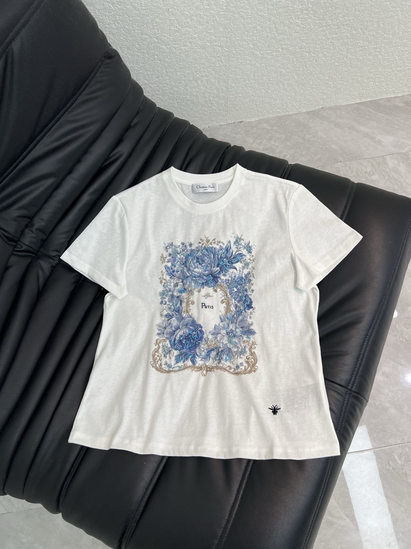 NO:843166,Dio*26 new product, exquisite printed beaded short-sleeved T-shirt, high-end fabric, skin-friendly, breathable and comfortable, iconic letter pattern, low-key and luxurious, reducing the age of girls!  A must-have artifact for Bai Fumei!  The classic version is versatile and easy to wear. It is highly recommended to keep it for yourself!  The quality of workmanship depends on the details SML, dior, T-shirt, tees, t-shirt,19860909Dio*26新品精致印花订珠短袖T恤 高订面料 亲肤透气舒适 标志性字母图案低调奢华 减龄少女时代！白富美必备神器！ 经典版型百搭不挑人 强烈推荐自留款！ 做工品质看细节 SML,,dior,T-shirt,tees，t-shirt,,Women's clothing