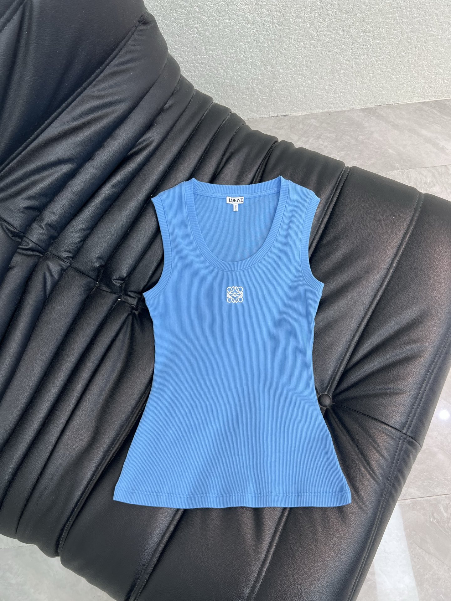NO:843966,LOEW* classic versatile vest with logo embroidered on the chest, a style that can be worn in all seasons. It is equipped with a slim fit and the logo embroidery in the middle easily shows the charm of the brand!  Both black and white are stunning, with a fashionable and high-end temperament!  The version makes the upper body look slimmer!  It can be worn as an inner layer or on its own. It’s a very thoughtful little vest. The upper body immediately gives off a sense of right-angled shoulders~SML,,loewe,19860909LOEW*经典款经典胸前刺绣logo百搭背心,四季都可以穿的款式.配置了修身的版型打造,中间的logo刺绣更是轻松的呈现出品牌魅力所在！黑白两件都很绝,气质时髦又高级！版型上身巨显瘦！做内搭或者单穿都完全ok,非常有心机的一件小背心儿了,上身立马有种直角肩的即视感～SML,,loewe,,Women's clothing