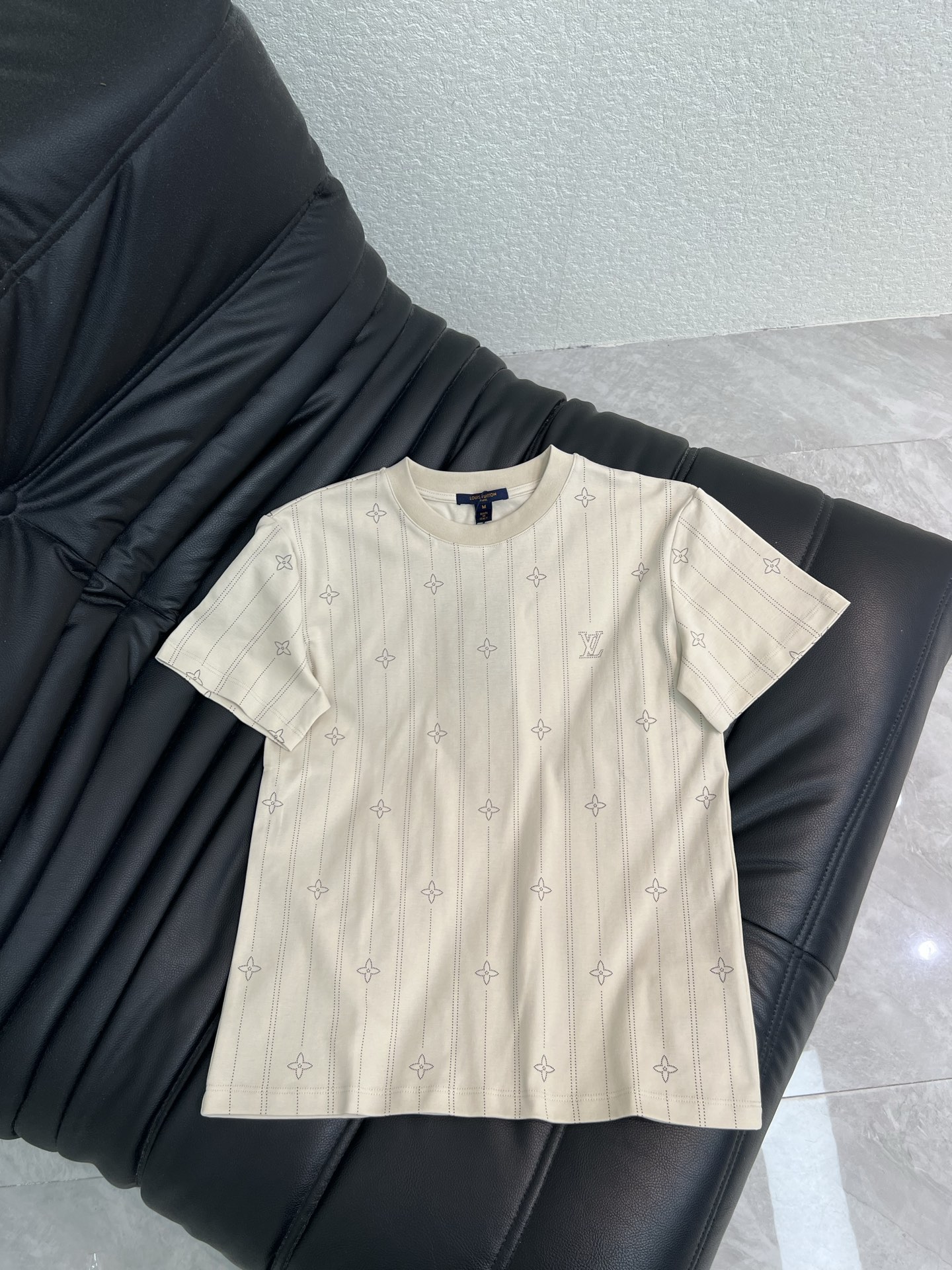 NO:843160,Louis Vuitto*26 new spring and summer four-leaf clover printed short-sleeved T-shirt!  Customized twill cotton material, fine texture, breathable and comfortable, regular T-shirt cut, highlighting the brand style, made of heavyweight pure cotton, slightly stretchy, showing a slimming visual effect, ready-to-wear vertical stripe pattern with four-leaf clover elements and letter logo decoration, to create a casual and lazy style!  SML,,louis vuitton,T-shirt,tees,t-shirt,19860909Louis Vuitto*26春夏新款四叶草印花短袖T恤！定制斜纹全棉材质,质感细腻,透气舒适,常规T恤裁剪,凸显品牌格调,采用克重纯棉制成,略带有弹力,呈现显瘦视觉效果,成衣竖条纹图案配合四叶草元素和字母徽标装饰 ,穿搭出休闲慵懒风格！SML,,louis vuitton,T-shirt,tees，t-shirt,,Women's clothing