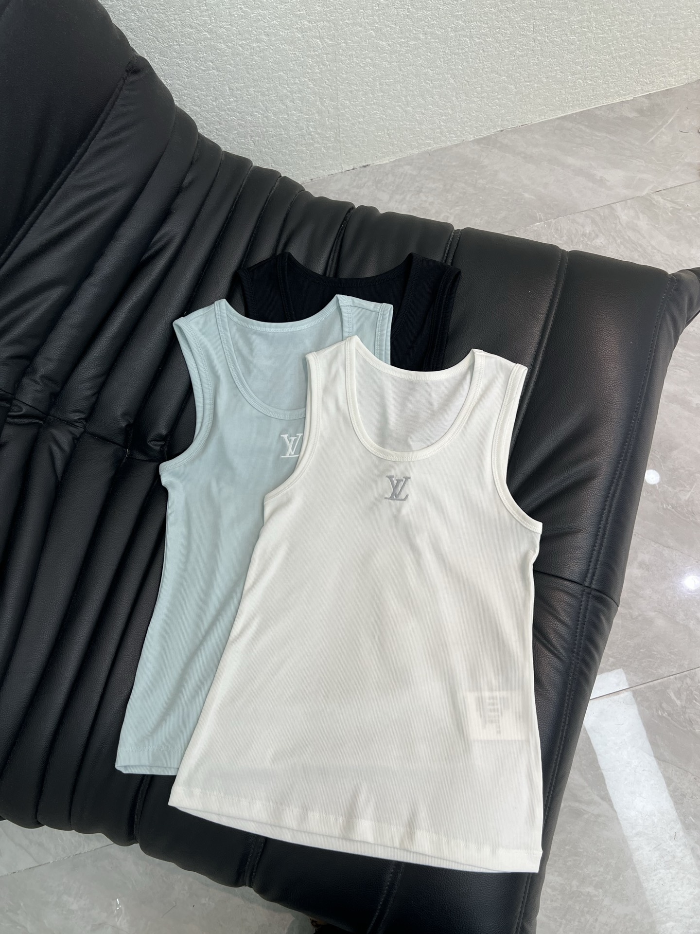 NO:843162,Louis Vuitto*26 new spring and summer letter embroidered sleeveless vest, made of soft elastic threaded cotton, close-fitting and breathable, super comfortable to wear in summer, classic 'LV' embroidery on the chest, low-key and recognizable. Slim tailoring, black and white, super versatile, light blue, fresh and simple, easy to control for daily leisure and sports, light blue, black, white SML,, louis vuitton, louis vuitton,19860909Louis Vuitto*26春夏新款字母刺绣无袖背心,采用柔软弹力螺纹棉,贴身又透气,夏天穿超舒服,胸前典'LV'刺绣,低调又有辨识度.修身剪裁,黑色,白色超百搭,浅蓝色清新简约,日常休闲,运动都能轻松驾驭,浅蓝色,黑色,白色 SML,,louis vuitton,louis vuitton,,Women's clothing