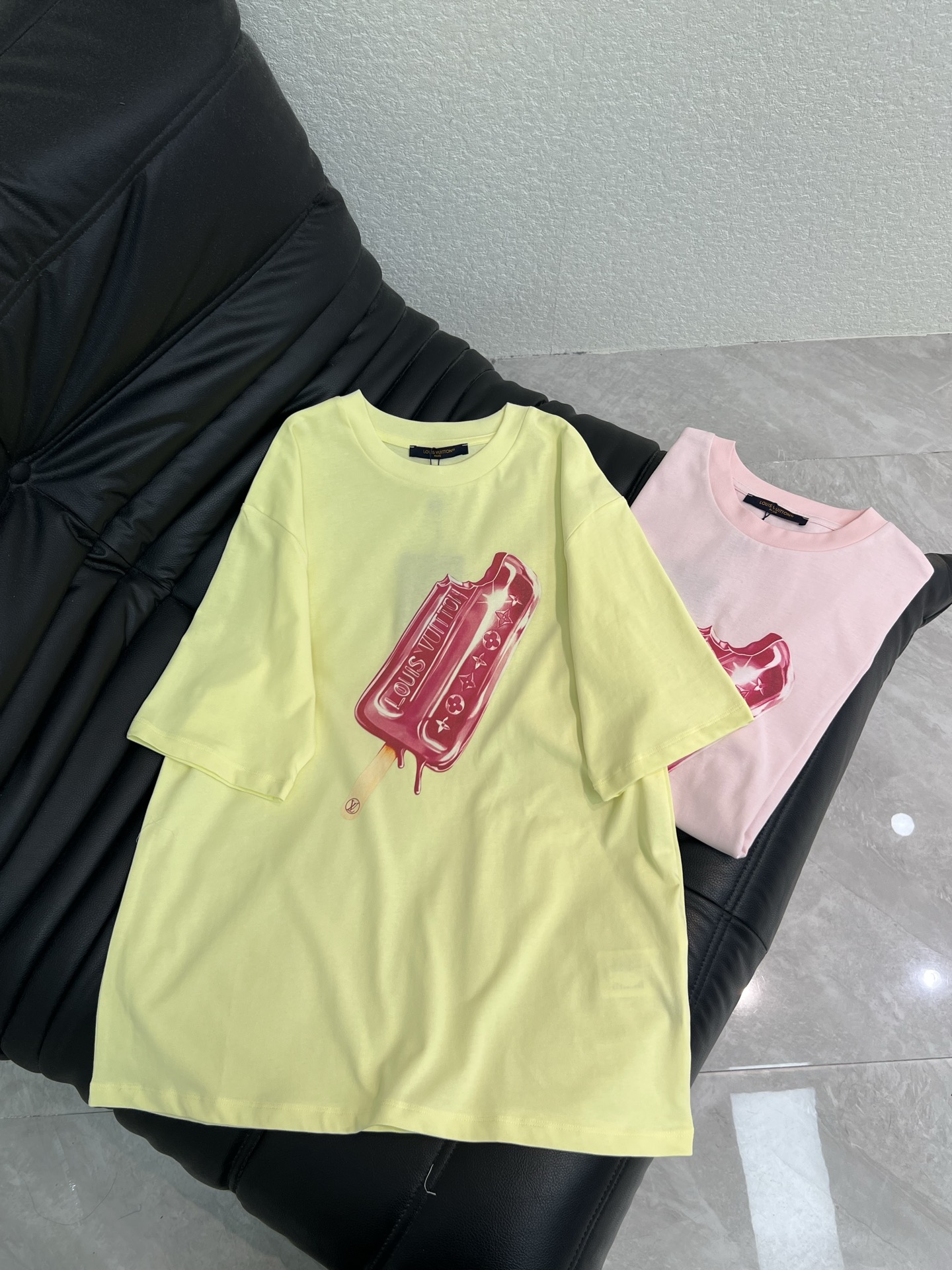 NO:844636,Louis Vuitto*26 new spring and summer ice cream print short-sleeved T-shirt. Pure cotton fabric. Soft and breathable. Super comfortable to wear in summer. Red ice cream pattern on the front + classic presbyopic elements. Loose fit. Easy to control for daily leisure or vacation. It goes well with jeans and short skirts. Easily create a fashionable atmosphere. Two-color SML, Louis Vuitton, skirts, jeans, T-shirt, tees, t-shirt,19860909Louis Vuitto*26春夏新款雪糕印花短袖T恤 纯棉面料 柔软透气 夏天穿超舒服 正面红色冰淇淋图案+经典老花元素 宽松版型 日常休闲或度假都能轻松驾驭 搭配牛仔裤 短裙都很出彩 轻松打造时尚氛围感 两色SML,,louis vuitton,skirts,jeans,T-shirt,tees，t-shirt,,Women's clothing