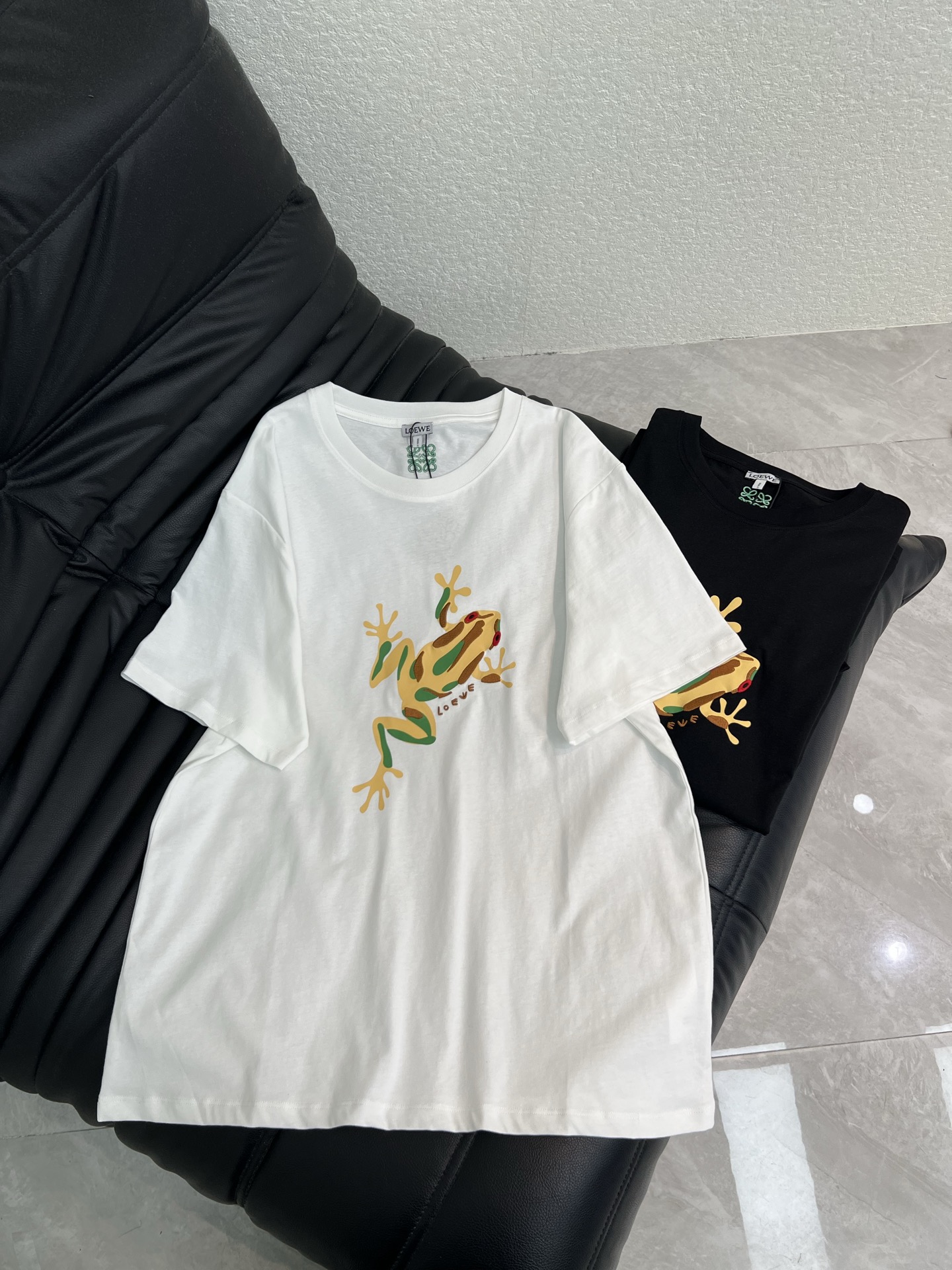 NO:844627,Loew*26 new spring and summer new heavy-duty short-sleeved T-shirt with frog embroidered letters. Pure cotton fabric. Super comfortable to wear in summer. Front frog pattern + classic embroidered letters. Loose fit. Easy to control for daily leisure or vacation. It goes well with jeans and short skirts. Easily create a fashionable atmosphere. Two-color SML, loewe, skirts, jeans, T-shirt, tees, t-shirt,19860909Loew*26春夏新款青蛙刺绣字母重工短袖T恤 纯棉面料 夏天穿超舒服 正面青蛙图案+经典刺绣字母 宽松版型 日常休闲或度假都能轻松驾驭 搭配牛仔裤 短裙都很出彩 轻松打造时尚氛围感 两色SML,,loewe,skirts,jeans,T-shirt,tees，t-shirt,,Women's clothing