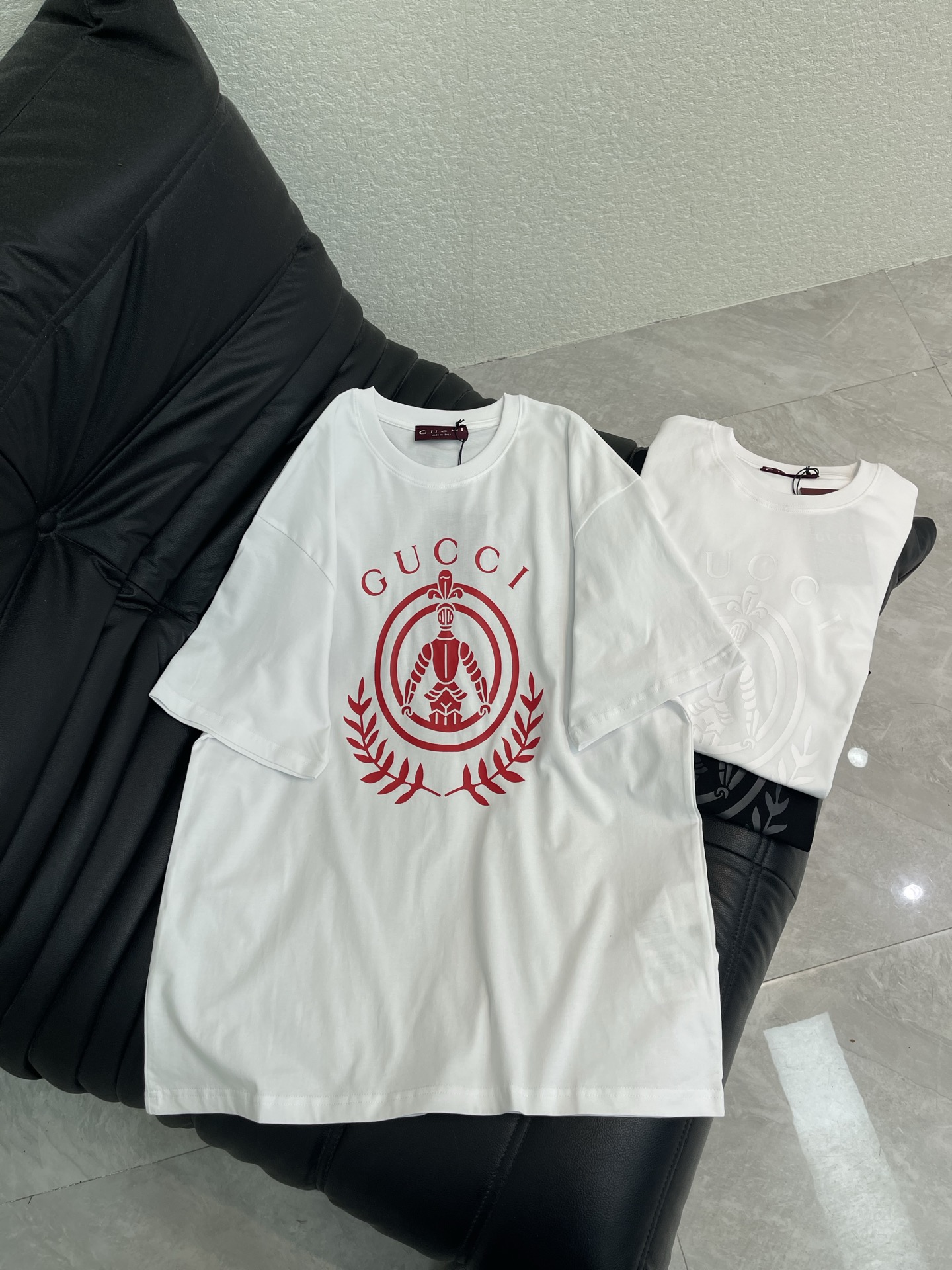 NO:845381,Gucc*26 new spring and summer short-sleeved round-neck T-shirt with letter print pattern. Short-sleeved silhouette for lazy people. Oversize dropped shoulder cut, covering the flesh and making you look slimmer. Classic laurel + logo print, low-key and elegant. High-weight cotton fabric, stiff and not easy to deform. White/red/black three-color combination, boys and girls can handle it. It looks stylish casually worn with jeans, and you won’t step into trouble if you close your eyes.  SML,,gucci,versace,jeans,T-shirt,tees,t-shirt,19860909Gucc*26春夏新品字母印花图案短袖圆领T恤.廓形短袖懒人穿搭 oversize落肩剪裁,遮肉显瘦不挑身材 经典月桂+标识印花,低调中透着贵气 高克重棉质面料,挺括不易变形 白/红/黑三色齐发,男生女生都能驾驭 随便搭牛仔裤就很有范儿,闭眼入不踩雷 SML,,gucci,versace,jeans,T-shirt,tees，t-shirt,,Women's clothing