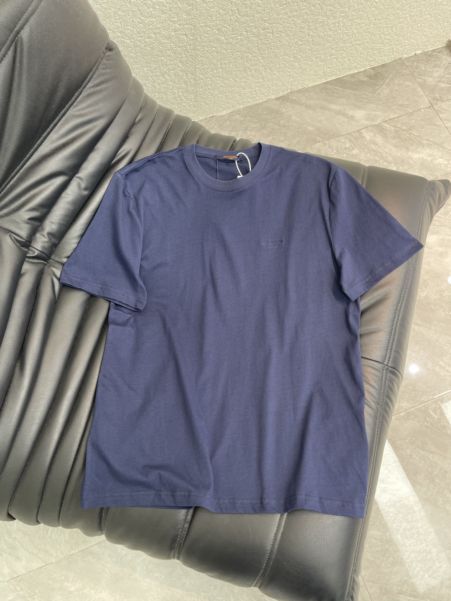 NO:845366,Louis Vuitto*26 new classic short-sleeved T-shirt with logo embroidery and small letters. Made of high-weight pure cotton, it is soft and fufu-free and will not collapse at all! The small letter embroidery on the chest is low-key and has a full sense of high-end. It is not too ostentatious for daily wear. Whether it is worn alone or layered with shirts or denim jackets, you can easily feel relaxed. The same style for men and women!  S-XL,,louis vuitton,jackets & coats,shirts,T-shirt,tees,t-shirt,19860909Louis Vuitto*26新款经典logo刺绣小字母短袖T恤.高克重纯棉面料,上手软fufu的特别舒服,完全不会软塌变形! 胸前的小字母刺绣 ,低调中 着满满的高级感,日常穿也不会太张扬~不管是单穿还是叠穿衬衫,牛仔外套,都能轻松拿捏松弛感.男女同款！S-XL,,louis vuitton,jackets & coats,shirts,T-shirt,tees，t-shirt,,Women's clothing