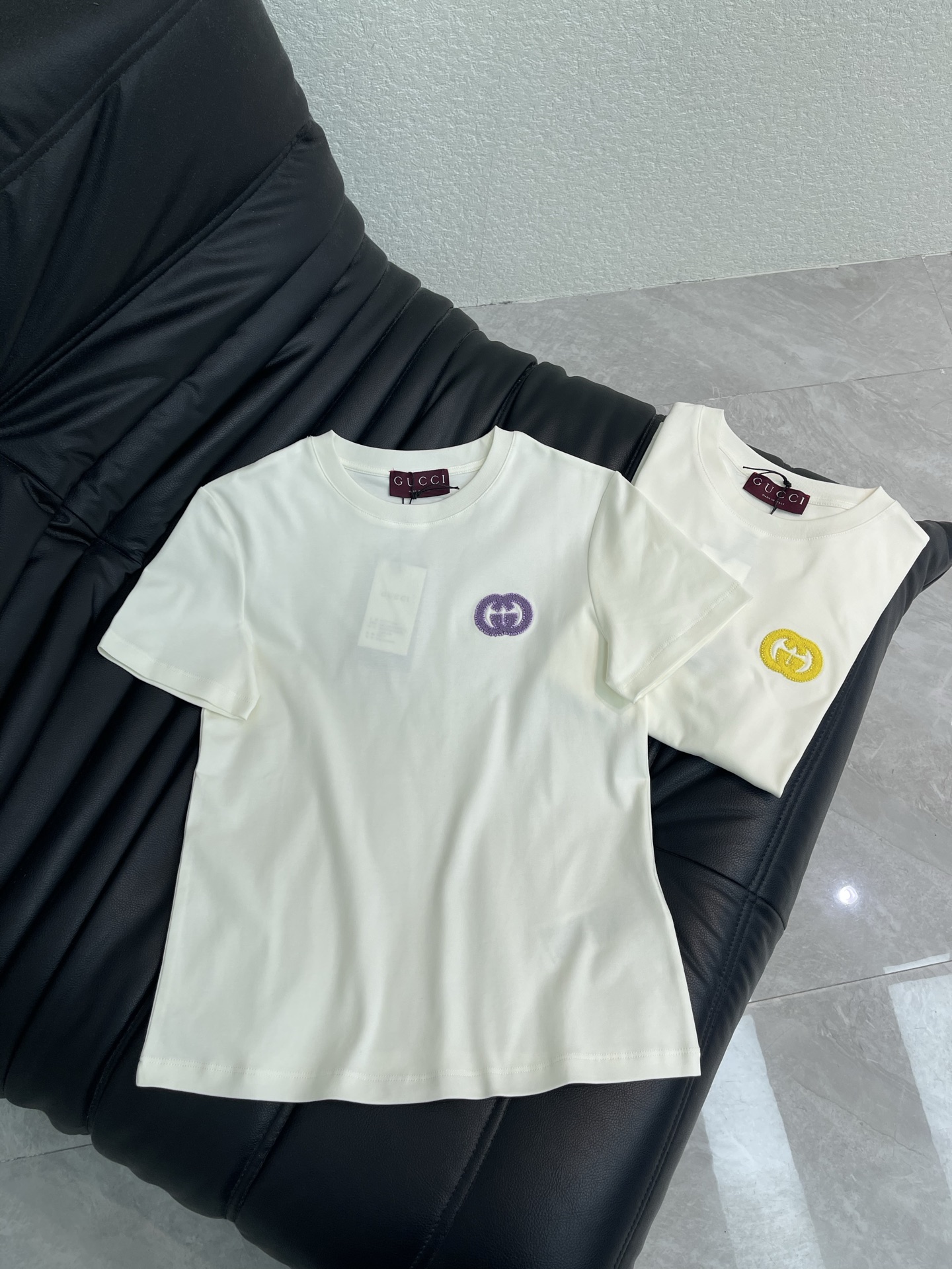 NO:861635,Gucc*26 new product exquisitely embroidered short-sleeved T-shirt, high-end mercerized fabric, skin-friendly, breathable and comfortable, heavy bead embroidery double G letter pattern, low-key luxury, age-reducing girlhood!  A must-have artifact for Bai Fumei!  The classic version is versatile and easy to wear. It is highly recommended to keep it for yourself!  The quality of workmanship depends on the details SML,,gucci,T-shirt,tees,t-shirt,19860909Gucc*26新品精致刺绣短袖T恤 高订丝光面料 亲肤透气舒适 重工钉珠刺绣双G字母图案低调奢华 减龄少女时代！白富美必备神器！ 经典版型百搭不挑人 强烈推荐自留款！ 做工品质看细节 SML,,gucci,T-shirt,tees，t-shirt,,Women's clothing