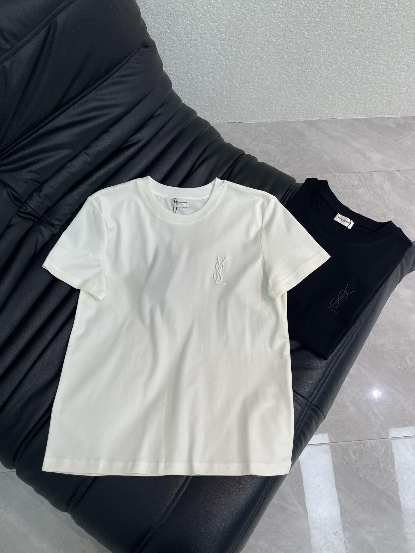 NO:858929,Ysl*26 new spring and summer three-dimensional embroidered round neck short-sleeved T-shirt. Customized mercerized cotton material, soft and comfortable, regular short-sleeved T-shirt cutting, three-dimensional embroidery on the chest, full of exquisiteness, cotton fabric is soft and elastic, skin-friendly, basic round neck version is not picky about the body shape, it is exquisite when worn alone, layered with suits and denim jackets, and can unlock rich layers of outfits. SML,, saint laurent, jackets & coats, T-shirt, tees, t-shirt, business suit,19860909Ysl*26春夏新款立体刺绣圆领短袖T恤.定制丝光棉材质,柔软舒适,常规短袖T恤裁剪,胸口立体的刺绣,精致感拉满,全棉面料软弹亲肤,基础圆领版型不挑身形,单穿是精致,搭西装、牛仔外套叠穿,又能解锁层次丰富的穿搭.SML,,saint laurent,jackets & coats,T-shirt,tees，t-shirt,business suit,,Women's clothing