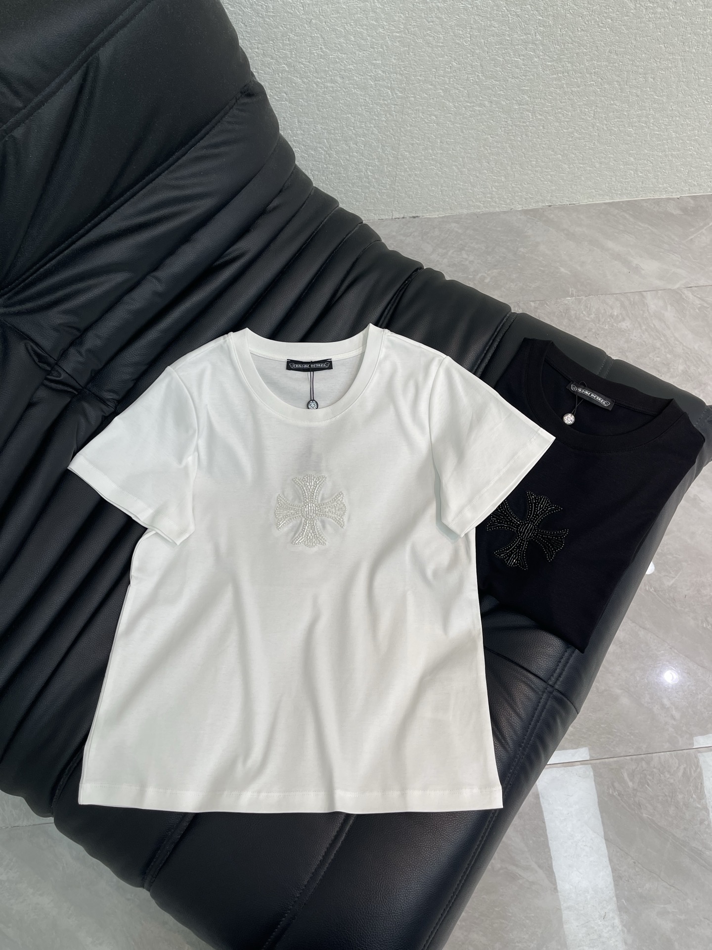 NO:858923,Chrome hear* Chrome Hearts 26 new spring and summer three-dimensional beaded embroidered cross short-sleeved T-shirt. Customized mercerized cotton material, breathable and comfortable, full of texture, slim-fitting short-sleeved T-shirt, the chest is processed with beading technology, refracted with the light, low-key luxury, daily versatile item, casual bottoms, fashionable upper body. SML,, chrome hearts, chrome hearts, T-shirt, tees, t-shirt,19860909Chrome hear*克罗心26春夏新款立体钉珠刺绣十字架短袖T恤.定制丝光棉材质,透气舒适,质感十足,修身短袖T恤,胸前利用订珠工艺处理,随光线折射低调奢华,日常百搭单品,随意下装,上身时尚洋气.SML,,chrome hearts,chrome hearts,T-shirt,tees，t-shirt,,Women's clothing