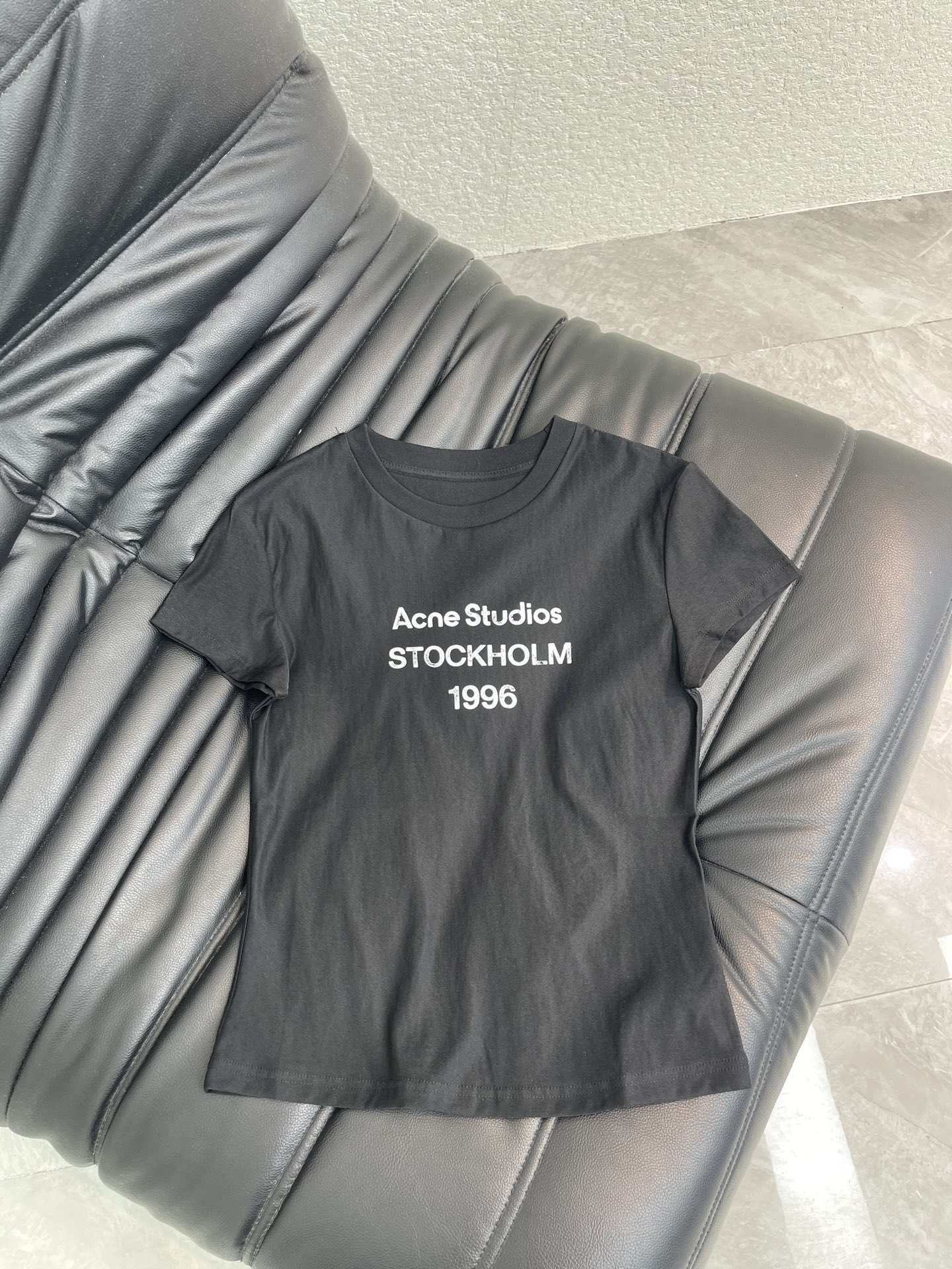 NO:844608,Acne Studio*1996 series small print short-sleeved T-shirt, with 'STOCKHOLM 1996' letters printed on the chest, retro and distressed, very recognizable!  Fitted version, easily highlights the waistline, paired with high-waisted jeans or skirts, it can be worn in both sweet and cool style or street style. The fabric is soft and breathable, super comfortable to wear in summer, and it is perfect for daily commuting, dating, and taking photos. It is the same style of celebrity bloggers, versatile and easy to choose, a wardrobe must-have!  SML,,acne studios,dior,skirts,jeans,T-shirt,tees,t-shirt,19860909Acne Studio*1996系列小版印花短袖T恤,胸前“STOCKHOLM 1996”字母印花,复古做旧超有辨识度！合身版型,轻松凸显腰线,搭配高腰牛仔裤或半裙,甜酷or街头风都能拿捏.面料柔软透气,夏天穿超舒服,日常通勤、约会、拍照都很出片,是明星博主同款,百搭不挑人,衣橱必备！SML,,acne studios,dior,skirts,jeans,T-shirt,tees，t-shirt,,Women's clothing