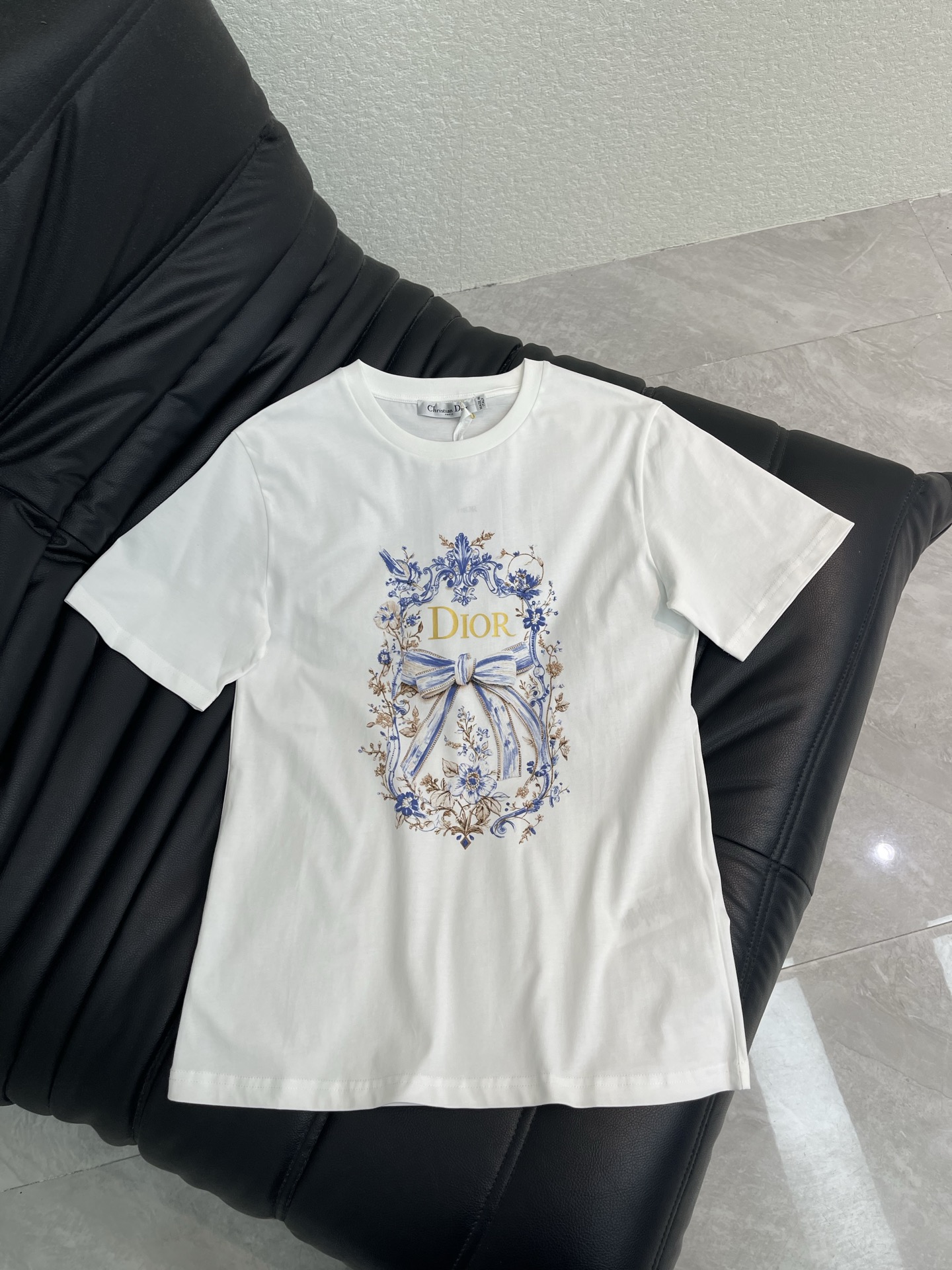 NO:858902,Dio*26 new spring and summer short-sleeved T-shirt with floral bow letter print. The details are super vivid! The right shoulder version is neatly cut. It is comfortable and breathable to wear. It is OK for daily casual or paired with a denim skirt. It is easy to create an elegant and casual style. It is a versatile and fashionable must-have item! One color SML, dior, skirts, T-shirt, tees, t-shirt,19860909Dio*26春夏新款繁花蝴蝶结字母印花短袖T恤 细节超生动! 正肩版型 剪裁利落 穿着舒适透气 日常休闲或搭配牛仔裙都很OK 轻松打造优雅随性风 是百搭又时髦的必备单品! 一个色SML,,dior,skirts,T-shirt,tees，t-shirt,,Women's clothing