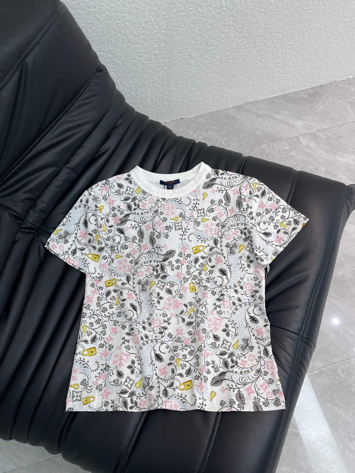 NO:844618,Louis Vuitto*26 new spring and summer active branch lock short-sleeved T-shirt!  Customized 100% cotton material, breathable and comfortable, full of texture. The large body is printed with branch and flower keychain jacquard. It is low-key and luxurious. It has a youthful atmosphere. It is versatile to wear alone or layered. It can be worn with jeans or skirts. It is suitable for daily casual use. It is both fashionable and practical, a must-have for fashionistas!  SML,,louis vuitton,skirts,jeans,T-shirt,tees,t-shirt,keychain,19860909Louis Vuitto*26春夏新款活性树枝锁短袖T恤！定制全棉材质 透气舒适 质感十足 大身满印树枝花卉钥匙扣提花 低调又奢华 青春气氛骤增 单穿或内搭都很百搭 搭牛仔裤 半裙都OK 日常休闲 时尚实用兼备,潮人必备！SML,,louis vuitton,skirts,jeans,T-shirt,tees，t-shirt,keychain,,Women's clothing