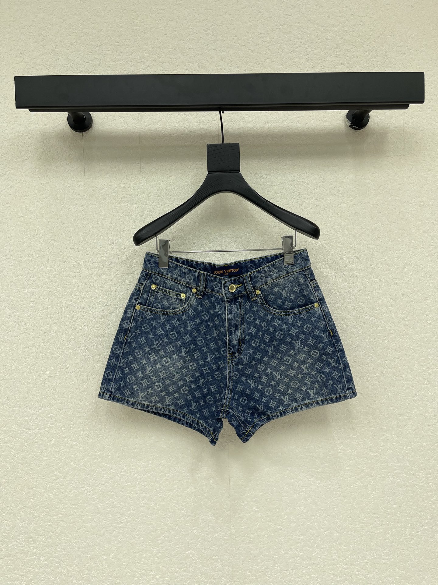 NO:844597,Louis Vuitto*26 new laser-burned all-over printed denim shorts. Made of customized siro jacquard fabric, solid color and soft, customized hardware, the upper body is absolutely the best jeans!  The style has a slightly flared feel and is full of fashion. It can be matched with all kinds of tops. The mid-high waistline allows even small people to wear it with a 37% body proportion. The laser-burned all-over printing process makes it unique and fashionable. No matter who wears it, it will not conflict with the style. Whoever wears it will have slender, straight and long legs!  Highly recommended. Retro blue, very versatile. The most important thing is that it is completely opaque. It is a perfect match for spring and summer outings. It comes with long pants and shorts. Shorts include SML, Louis Vuitton, shorts, and jeans.19860909Louis Vuitto*26新款激光烧花满印牛仔短裤.采用定制赛络纺提花面料,固色加软,定制五金,上身绝对王炸牛仔裤！版型有少少微喇的感觉,时尚感十足,承包你的各种上衣搭配,中高腰线让小个子也能穿出三七分身材比例,激光烧花满印的工艺,个性独特又时髦出街不撞款谁穿谁是细直大长腿！强烈推荐 复古蓝炒级百搭呀,最主要是完全不透,春夏出游搭配一绝 长裤短裤都有.短裤SML,,louis vuitton,shorts,jeans,,Women's clothing