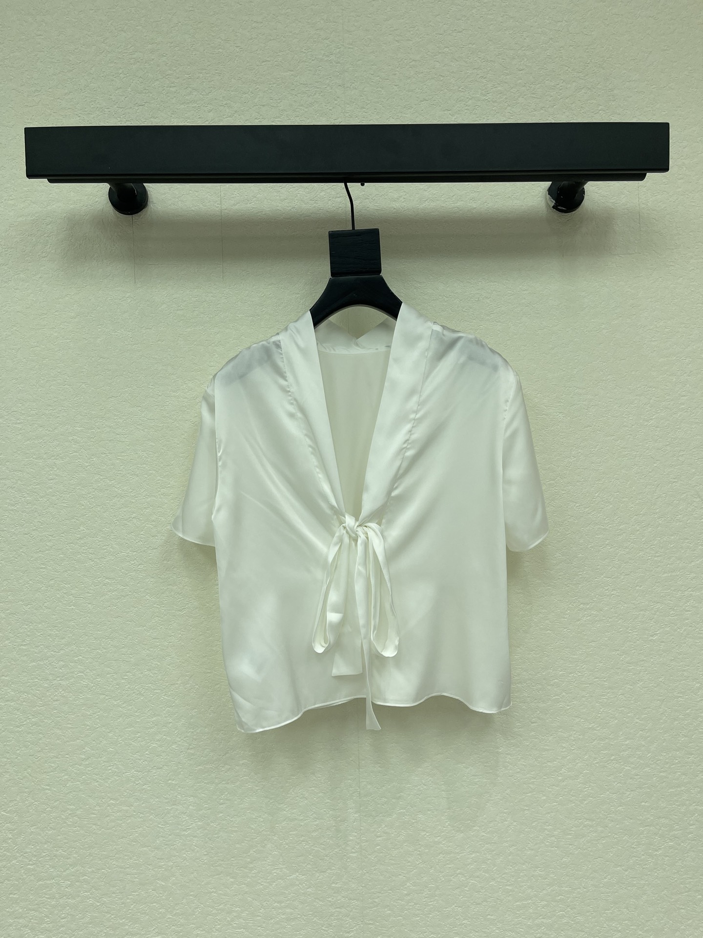 NO:867072,Dio*26 new V-neck front and back two-wear half turtleneck short-sleeved shirt. The overall style is very elegant and full of texture. It is retro, fashionable, low-key and luxurious. The version is versatile and not picky. The half turtleneck design modifies the neck line. The short sleeve length is neat and refreshing. Long-termist solid color minimalist style. It is very suitable for wearing as an inner layer or as a stand-alone SMLXL, dior, shirts, T-shirt,19860909Dio*26新品V领前后两穿款半高领短袖衬衫 整体风格很优雅又充满质感 复古时髦低调气质又奢华 版型百搭不挑人 半高领设计修饰颈部线条 短袖长度利落清爽 长期主义纯色极简风 非常适合作为内搭或单穿SMLXL,,dior,shirts,T-shirt,,Women's clothing