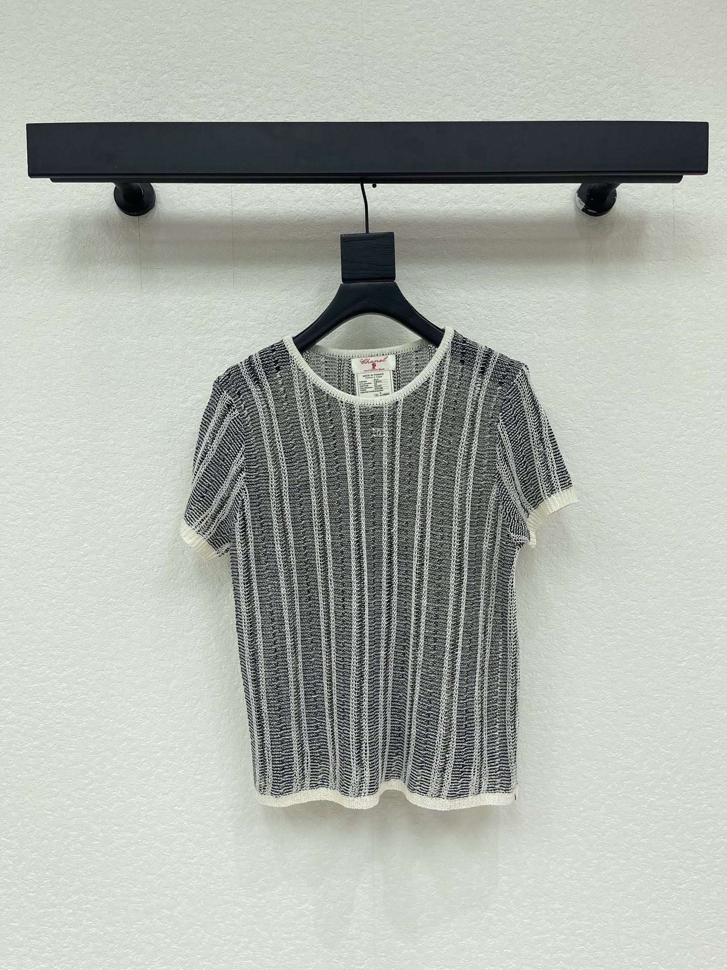 NO:844585,CHANE*26's new gray and white striped hollow knitted short-sleeves are breathable and comfortable. The round neck design is simple and elegant, and the loose fit makes you slim and comfortable. The high-quality material is soft and skin-friendly, and has great hygroscopicity. It can be easily used for daily commuting and leisure. Pair it with jeans or skirts, and you can easily get a Korean-style relaxed look ~ sisters, close your eyes and enter!  SML,,chanel,skirts,jeans,T-shirt,19860909CHANE*26新款灰白条纹镂空针织短袖,透气又舒适,圆领设计简约大方,宽松版型显瘦又自在,高品质材质柔软亲肤,吸湿性也很棒.日常通勤、休闲都能轻松驾驭,搭配牛仔裤或半裙,轻松get韩系松弛感穿搭～姐妹们闭眼入！SML,,chanel,skirts,jeans,T-shirt,,Women's clothing