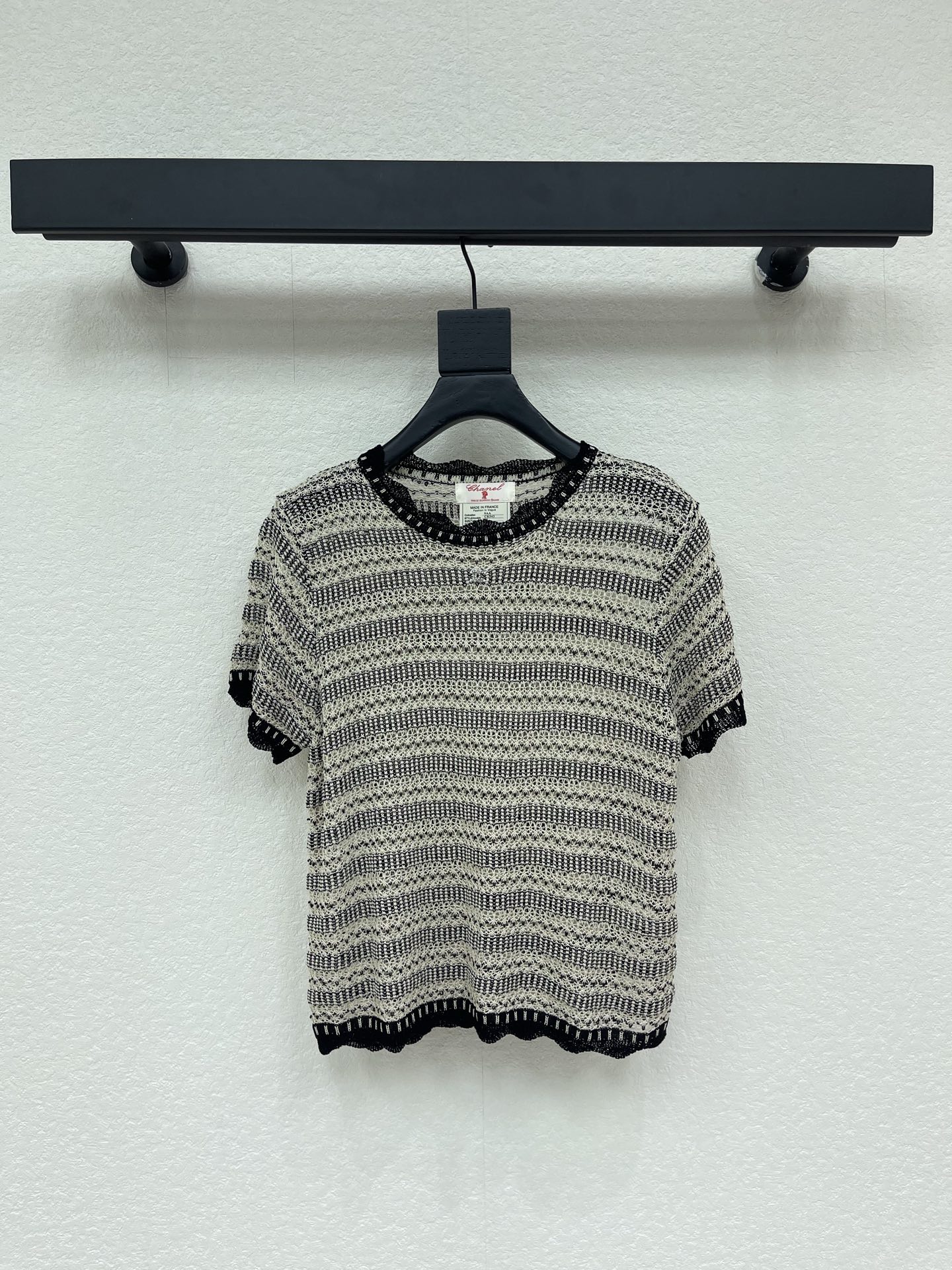 NO:844579,CHANE*26 new striped hollow knitted short-sleeve, made of high-quality fabrics, breathable and skin-friendly, round neck + shoulder design, black lace embellishment, full of retro feel. The hollow stripe details make the layering look higher, and the loose fit is slim and versatile. It can be easily used for commuting, vacation, and daily life. It goes well with jeans, skirts or wide-leg pants. It is a must-have and practical item in the summer wardrobe!  SML,,chanel,skirts,jeans,T-shirt,19860909CHANE*26新款条纹镂空针织短袖,采用高品质面料 透气又亲肤,圆领+正肩设计,黑色花边点缀,复古感满满.镂空条纹细节让层次感UP,宽松版型显瘦又百搭,通勤、度假、日常都能轻松驾驭～搭配牛仔裤、半裙或阔腿裤都很出彩,是夏季衣橱必备实用单品！SML,,chanel,skirts,jeans,T-shirt,,Women's clothing