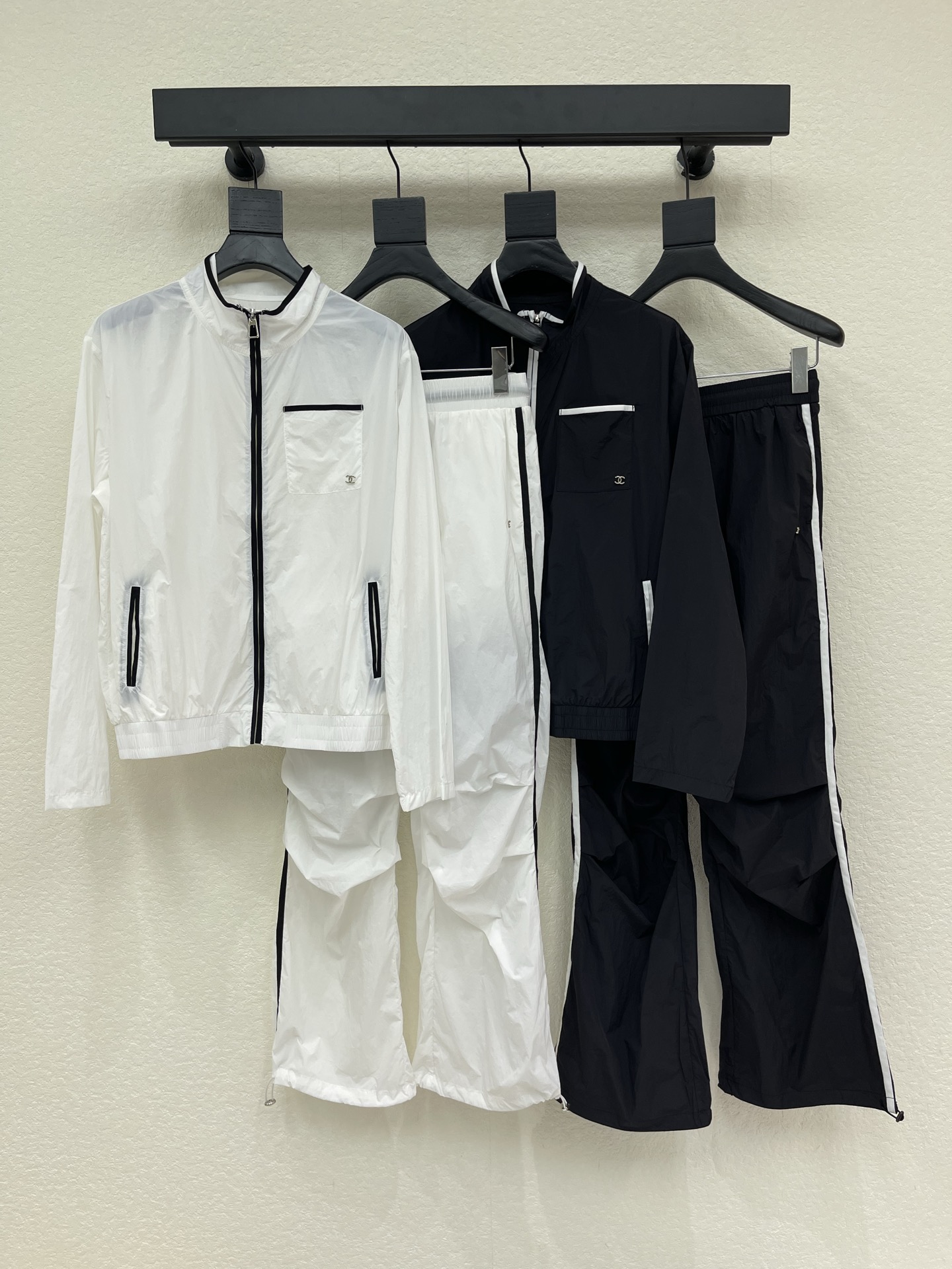 NO:844649,Jacket Pants Chane*26 new product with contrasting lines, light and sun-proof hooded zipper jacket + elastic waist casual pants suit. Customized YB thin and breathable nylon material, with built-in coolness. Stand-up collar zipper design with contrasting edge lines, simple and neat yet sporty. Contrast color pocket design on the chest and side seams is practical and adds a level of detail. Exquisite metal small logo embellishment on the body reveals brand recognition in a low-key manner. Elastic closing design on the hem.  It is windproof and can optimize body proportions. It can also be used as sun protection. It is a fashionable outfit for both leisure and sports. Two-color SML, chanel, jackets & coats, hats,19860909外套 裤子 Chane*26新品撞色线条轻薄防晒连帽拉链外套+松紧腰休闲裤套装 定制YB轻薄透气的尼龙材质 自带凉感 立领拉链款设计 搭配撞色包边线条 简约利落又不失运动感 胸前与侧缝撞色口袋设计 实用又增添细节层次 衣身精致金属小标点缀 低调流露品牌辨识度 下摆松紧收口设计 防风又能优化身形比例 也可当防晒 休闲运动兼备的时髦穿搭. 两色SML,,chanel,jackets & coats,hats,,Women's clothing