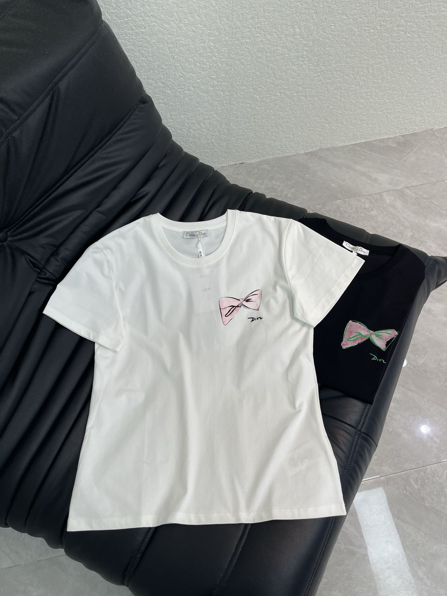 NO:844607,Dio*26 new spring and summer new bow embroidered small letters short-sleeved T-shirt. Pure cotton fabric. High-density fashionable sports style. Every daily wear. Playful and age-reducing design elements full of vitality. High quality. Sizes SML, dior, T-shirt, tees, t-shirt,19860909Dio*26春夏新款蝴蝶结刺绣小字母短袖T恤 纯棉面料 高密度时髦运动风 每个日常的穿搭 俏皮减龄充满元气的设计元素 高品质 尺码SML,,dior,T-shirt,tees，t-shirt,,Women's clothing
