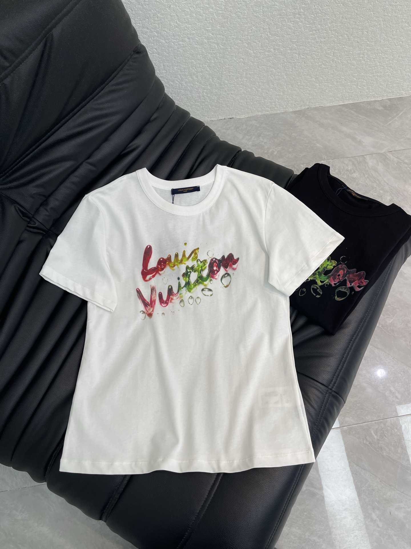 NO:844617,Louis Vuitto*26 new spring and summer painted letter printed short-sleeved T-shirt. Pure cotton fabric. High-density fashionable sports style. Every daily wear. Playful and age-reducing design elements full of vitality. High quality. Size SML, Louis Vuitton, T-shirt, tees, t-shirt,19860909Louis Vuitto*26春夏新款彩绘字母印花短袖T恤 纯棉面料 高密度时髦运动风 每个日常的穿搭 俏皮减龄充满元气的设计元素 高品质 尺码SML,,louis vuitton,T-shirt,tees，t-shirt,,Women's clothing