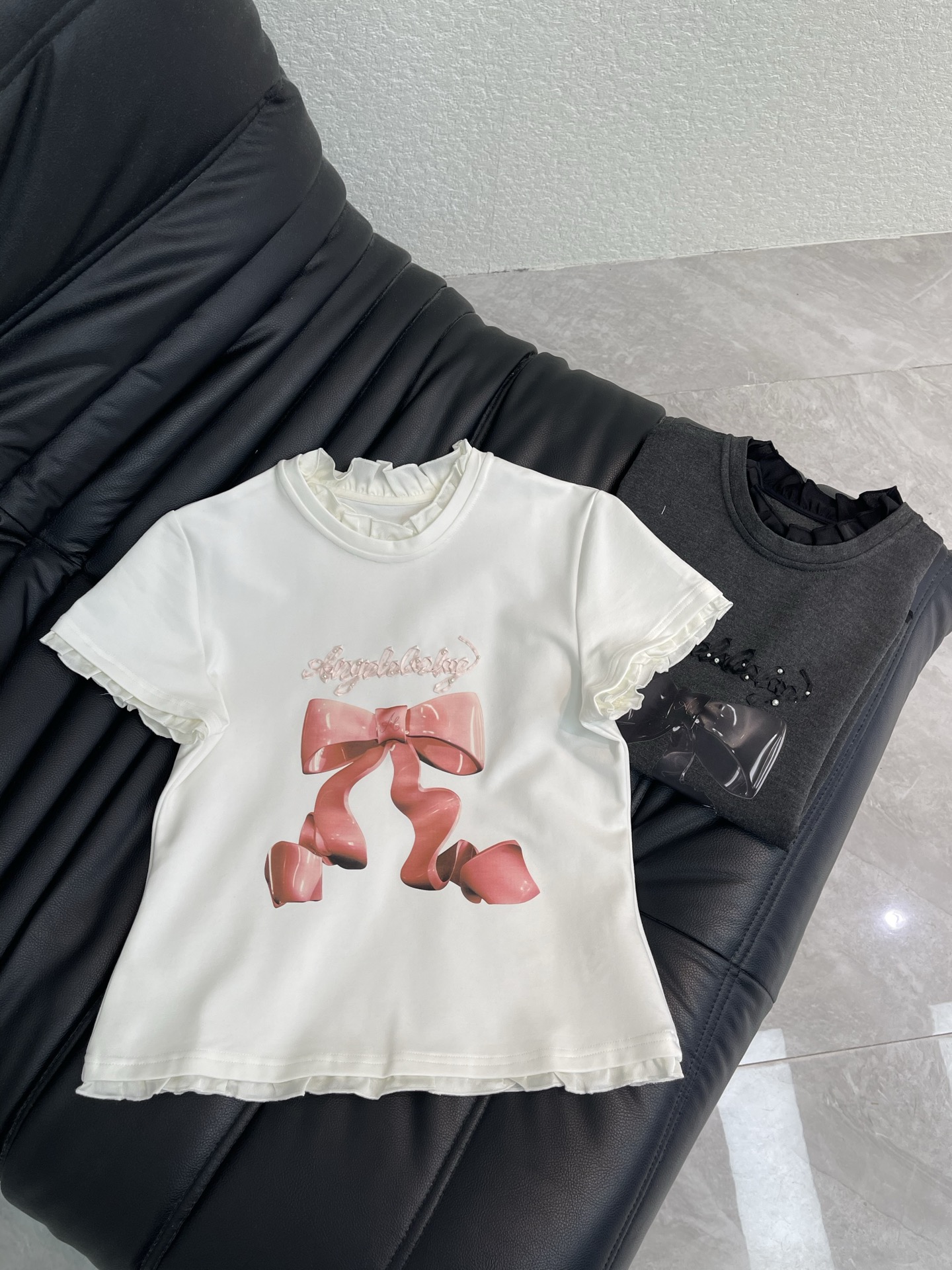 NO:858937,Niche design 26 spring and summer new sweet and spicy bow printed short-sleeved T-shirt. Soft cotton fabric is comfortable and breathable. The three-dimensional bow + beaded letters on the chest are full of exquisiteness. It has a gentle and sweet atmosphere. The ruffled cuffs and hem are sweet and slim. The short cut optimizes the proportion of the body. It can be easily used for daily outings and dates. SML, T-shirt, tees, t-shirt,19860909小众设计26春夏新款甜辣风蝴蝶结印花短袖T恤 柔软棉质面料穿着舒适透气 胸前立体蝴蝶结+钉珠字母精致感满满 自带温柔的甜美氛围 荷叶边袖口和下摆甜美又显瘦 短款剪裁优化身材比例 日常出街 约会都能轻松驾SML,,T-shirt,tees，t-shirt,,Women's clothing
