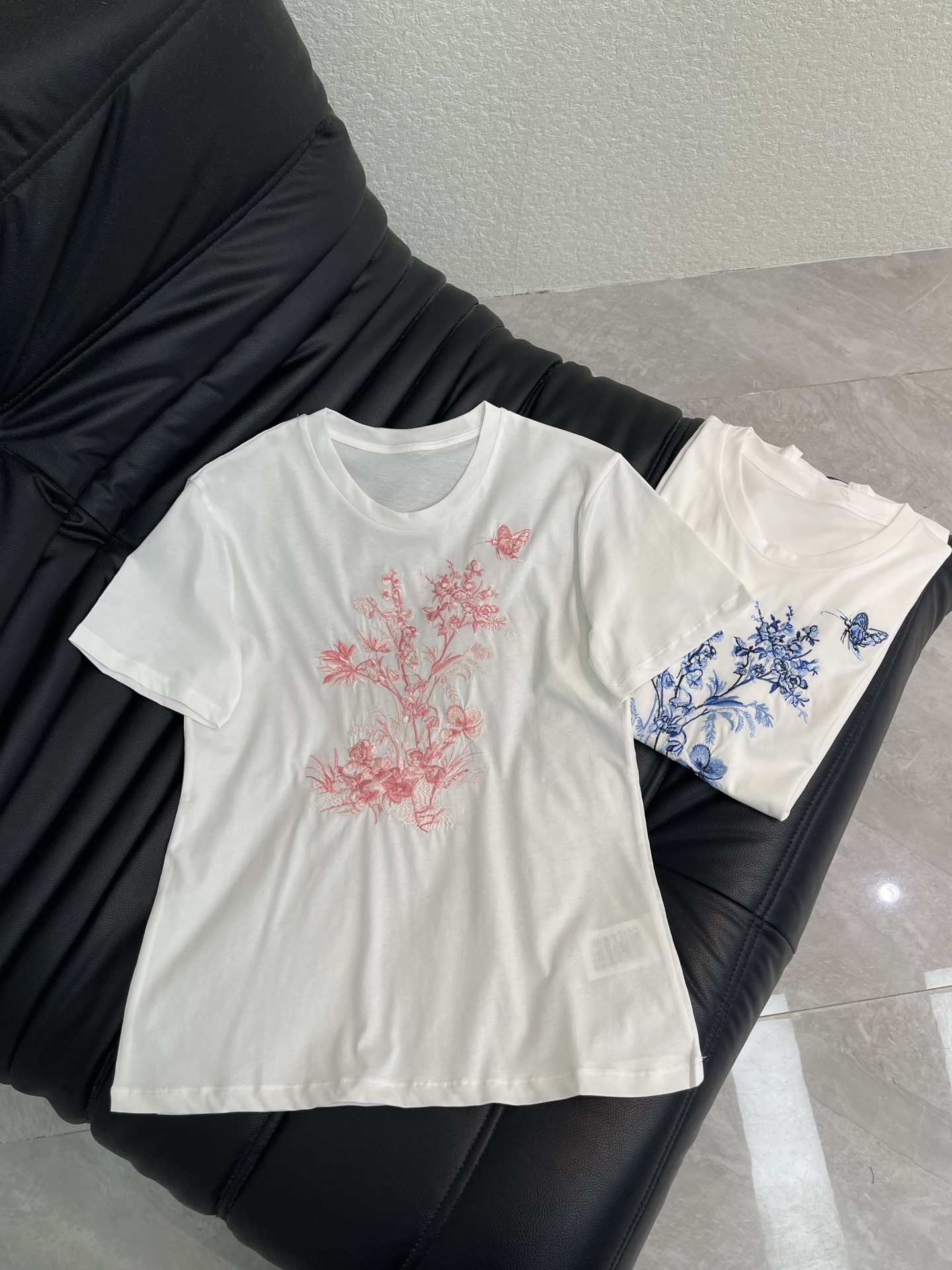 NO:845390,Dio*26 spring and summer new product Garden World Series Oriental aesthetic embroidered knitted short-sleeved T-shirt. Gentle and elegant temperament single product with sweet and romantic floral details. The basic white round neck version is versatile and not picky. It can be easily used for classic commuting and leisure. Bai Fumei must-have high-end items SML, dior, T-shirt, tees, t-shirt,19860909Dio*26春夏新品花园世界系列东方美学刺绣针织短袖T恤 温柔优雅的气质单品 自带甜美浪漫的花卉细节满分 基础白色圆领版型百搭不挑人 经典通勤休闲都能轻松驾驭白富美必入高级单品SML,,dior,T-shirt,tees，t-shirt,,Women's clothing
