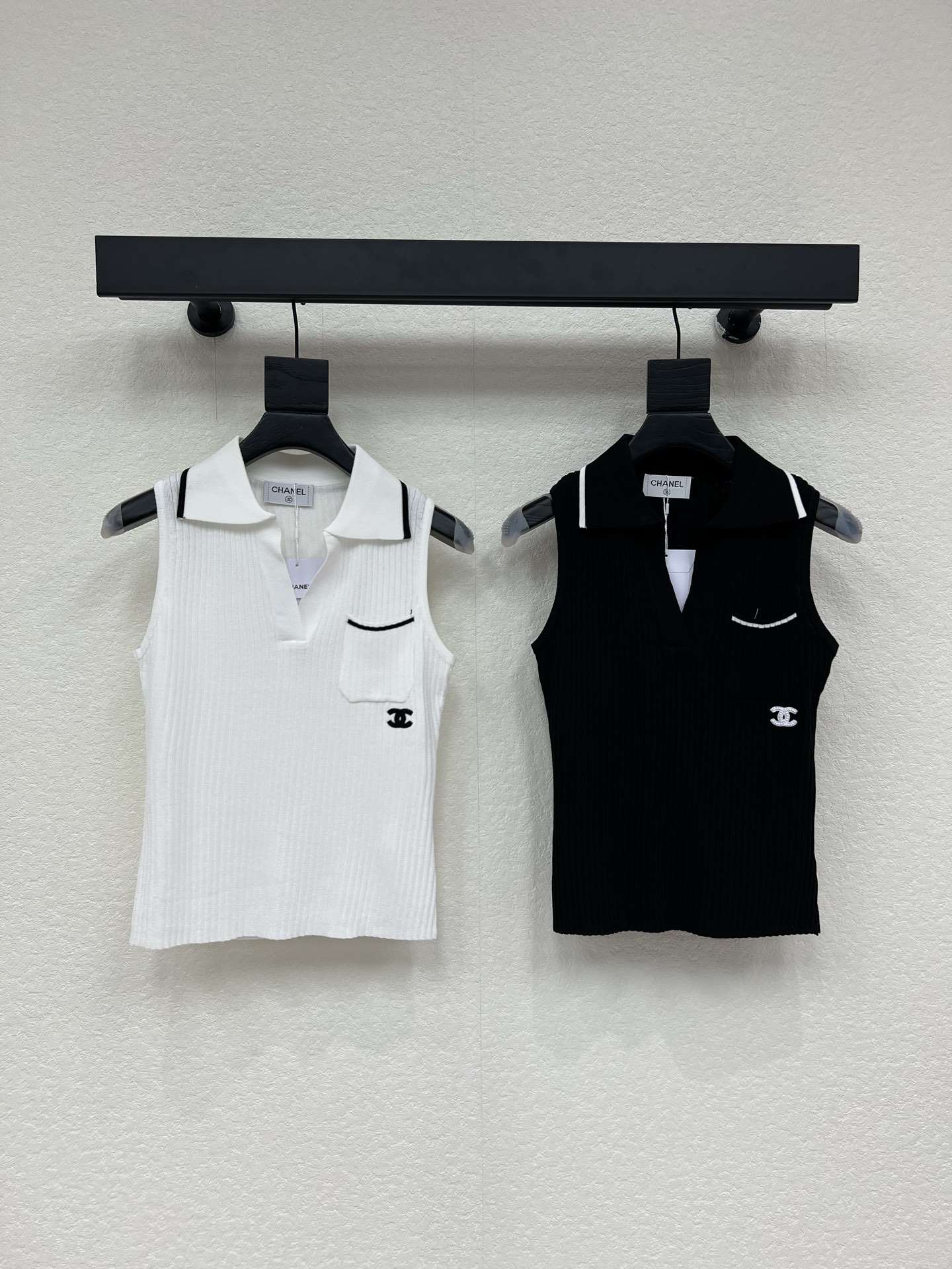 NO:845351,CHANE*26 new spring and summer lapel knitted vest!  Customized imported ice silk knitted material, cool and breathable, soft and comfortable, V-shaped lapel knitted vest cut, small pocket design on one side of the chest embroidered with the iconic double C embellishment, highlighting the brand tone, slim fit, easy to carry on commuting and vacationing!  SML,,chanel,19860909CHANE*26春夏新款翻领针织背心！定制进口冰丝针织材质 冰凉透气 柔软舒适 V字翻领针织背心剪裁 单侧胸口小口袋设计刺绣标志性双C点缀 凸显品牌调性 修身版型 通勤度假都能轻松驾驭！SML,,chanel,,Women's clothing