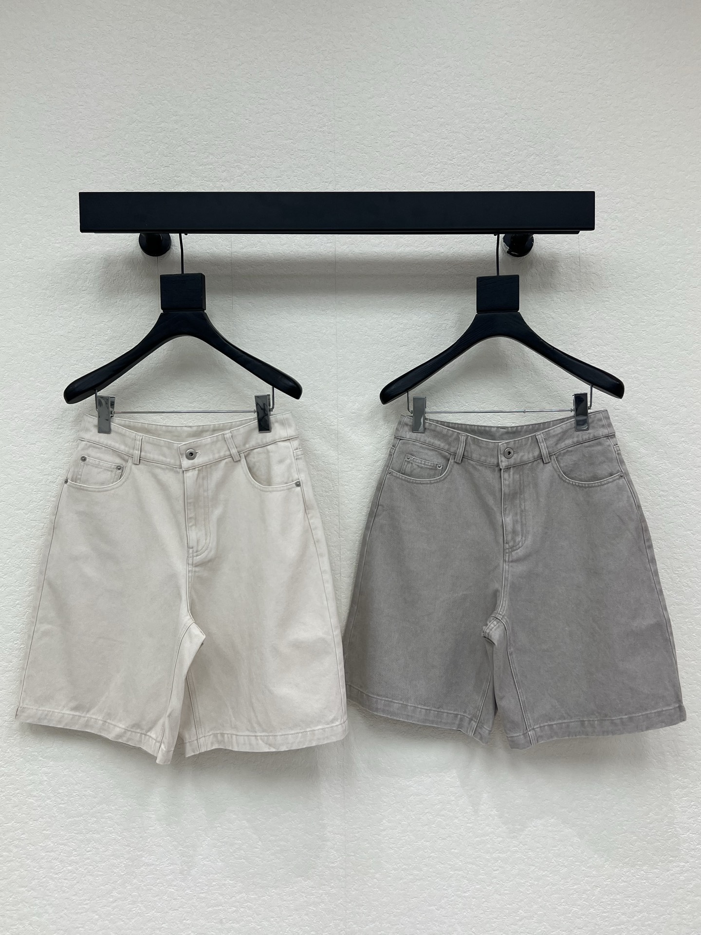 NO:844660,MM6*26 new style Bermuda denim mid-length trousers. It is an item that you can wear with your eyes closed. It looks great with any combination. Digital logo embroidery. Customized surface accessories. Classic washing process. The color is very high-end. It makes you look taller and slimmer. It is easy to wear. I love it for fashionistas. The upper body effect is great. It is the king of all-round matching. It can be matched with any way. It looks great with the same series of shirts. SML, masion margiela, shirts,19860909MM6*26新款百慕大牛仔中裤五分裤 闭眼入的单品 随便一搭都气质感爆棚 数字徽标刺绣 订制面辅料 经典洗水工艺 色调很高级 显高显瘦巨好穿,时髦精的大爱,上身效果超赞,万能搭配王 怎么搭配都 配同系列衬衫巨好看 SML,,masion margiela,shirts,,Women's clothing