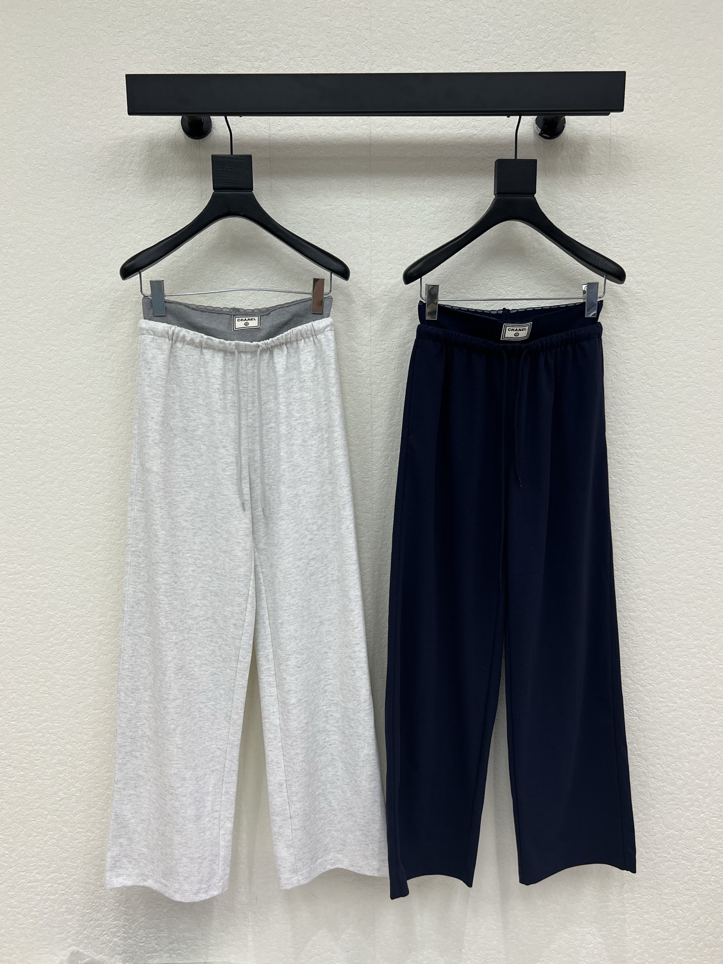 NO:845357,Chane*26 new goddess-style drawstring casual pants. These pants are made of high-quality fabrics, technological design, fresh colors, crisp silhouette and personalized design, exclusive brand accessories decoration, making you the most unique existence. Whether it is the trend front or daily casual, it can make your matching full of innovation. Create your exclusive style and show your personality. SML,,chanel,19860909Chane*26新款女神同款抽绳休闲裤.这款裤子选用优质面料,工艺设计,清新的色系 挺括的版型与个性的设计相结合,专属品牌配件装饰,让你成为最独特的存在.无论是潮流前线还是日常休闲,它都能让您的搭配充满新意.打造你的专属风格,尽情展现个性.SML,,chanel,,Women's clothing