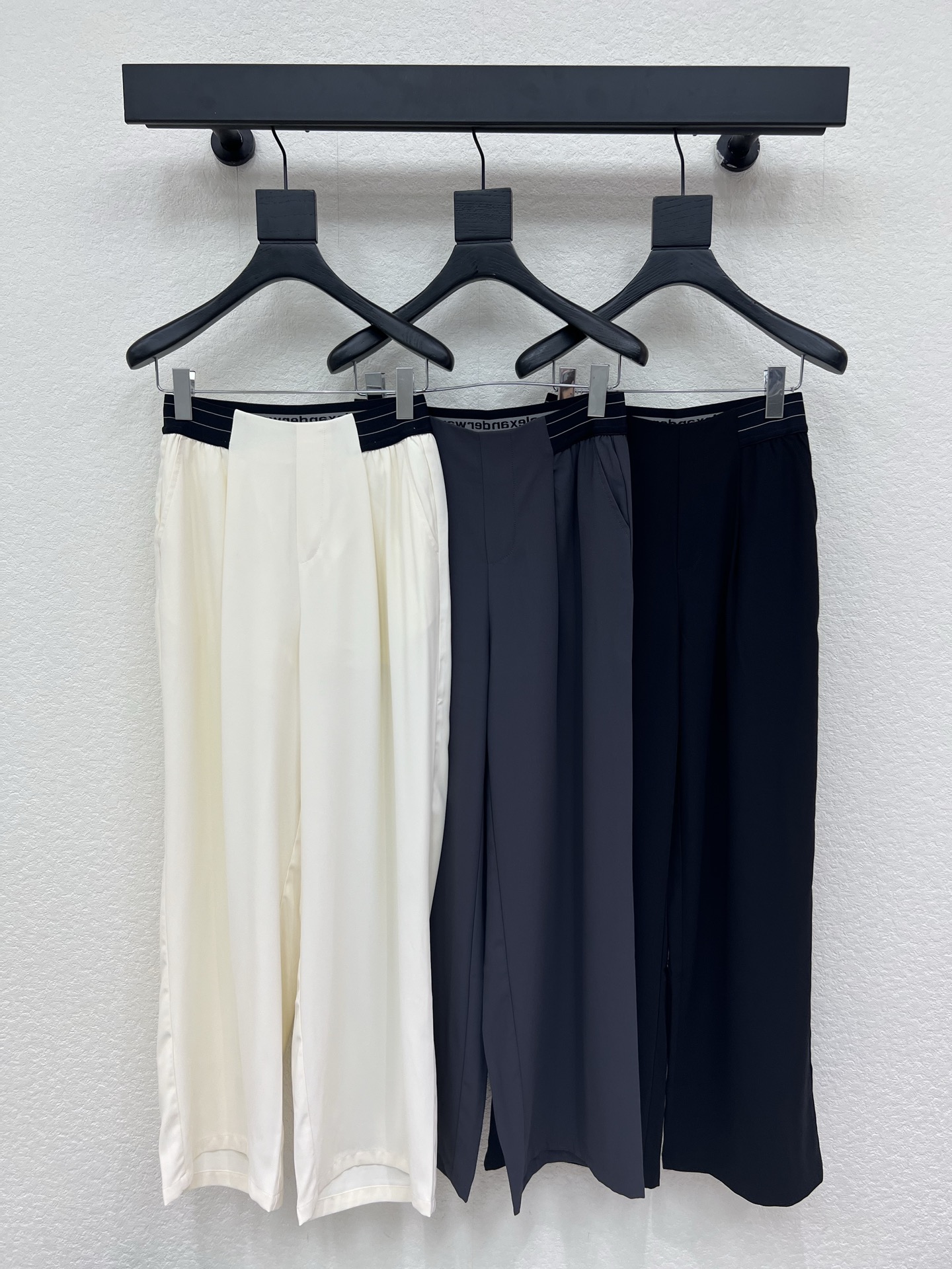NO:844684,Alexandre* Wang26 new style rubber band spliced ​​waist casual pants, versatile and high-end colors, full of high-end casual feeling, visual feast, a must-have versatile item for all seasons, custom-made fabrics, great texture, full of lazy style, a must-have item for goddesses!  The version is versatile and not picky, the lines are elongated and the proportions are so beautiful that you don’t want to miss it!  The quality of workmanship depends on the details SML,,19860909Alexande* Wang26新款皮筋拼接腰头休闲裤 颜色百搭高级 尽显高级随意感 视觉盛宴 四季必入的百搭单品 订制面料,质感巨好 慵懒范儿十足 女神必入神器！ 版型百搭不挑人 拉长线条比例 上身美的不要不要的！ 做工品质看细节 SML,,,Women's clothing
