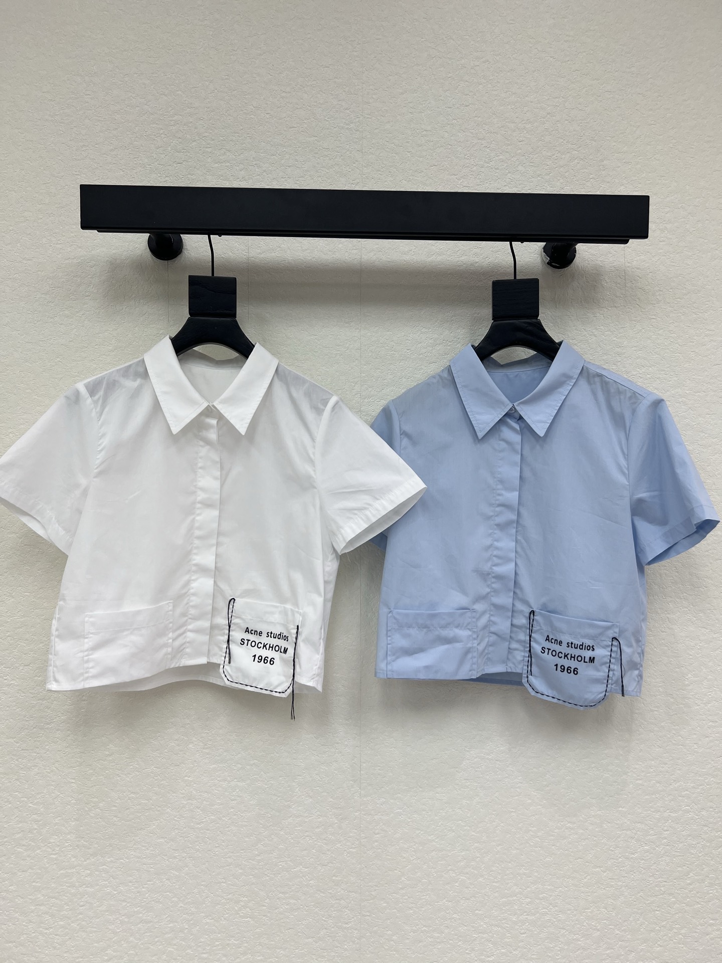 NO:844695,Acne*26 new product 1996 double-pocket short-sleeved shirt with closed eyes. It looks great with any combination. Custom-made fabrics and accessories. Classic washing process. The color is very high-end. It makes you look taller and slimmer. It is easy to wear. I love it for fashionistas. The upper body effect is great. It is the king of all-round matching. It can be matched with any way. It looks great with the pants of the same series. SML,,acne studios,shirts,T-shirt,19860909Acne*26新品1996下摆双口袋短袖衬衫 闭眼入的单品 随便一搭都气质感爆棚 订制面辅料 经典洗水工艺 色调很高级 显高显瘦巨好穿,时髦精的大爱 上身效果超赞,万能搭配王  怎么搭配都 配同系列中裤巨好看 SML,,acne studios,shirts,T-shirt,,Women's clothing