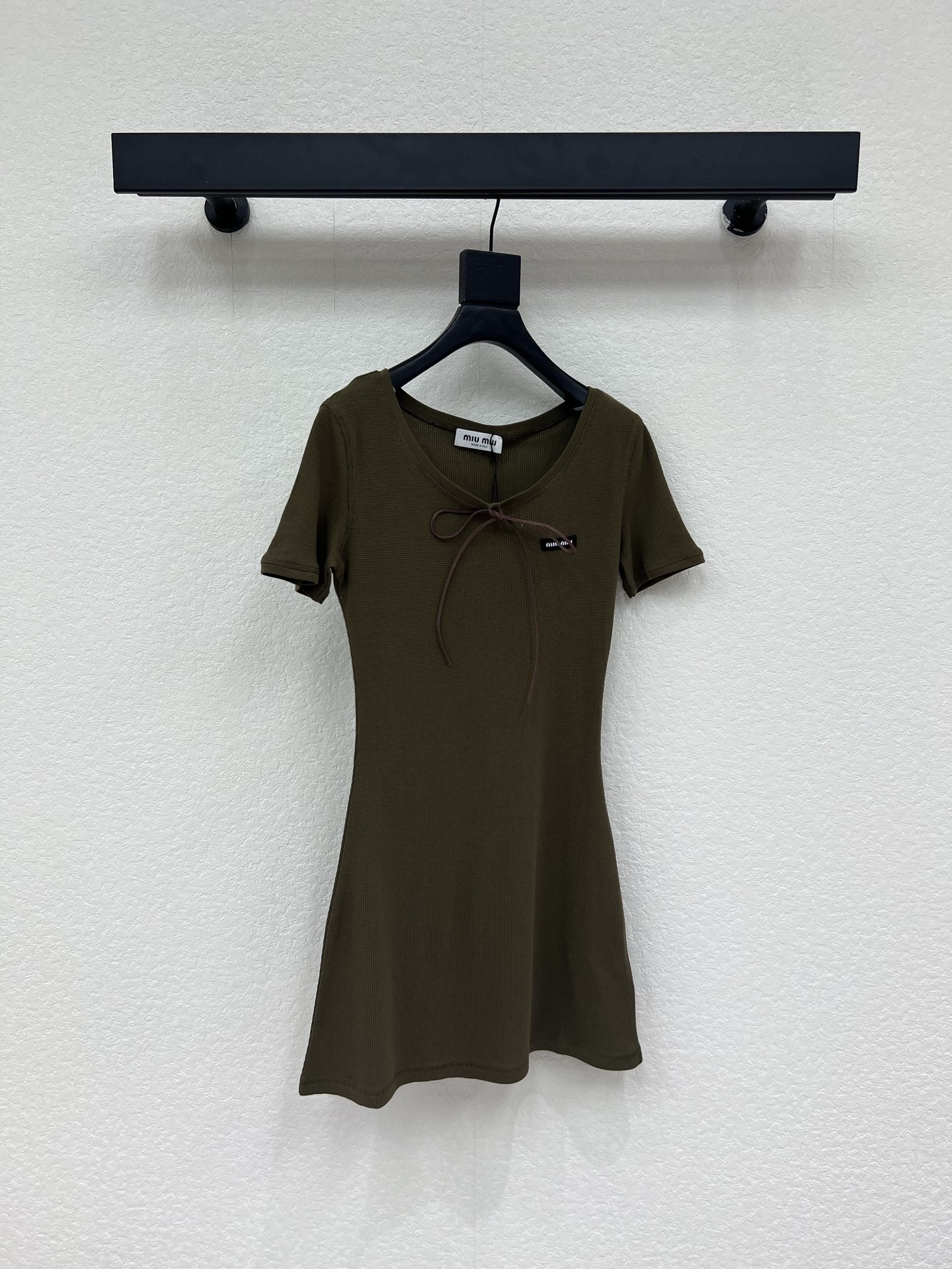 NO:844633,Miumi*26 new spring and summer collection with minimalist aesthetics | Waffle slim-fitting short-sleeved T-dress. The dark brown tone comes with a retro filter. The textured waffle fabric is breathable and skin-friendly, and has a high-end matte texture. The low-saturated pink-brown bow breaks the dullness, and the woven label details hide delicate details. The U-neck + short-sleeved design optimizes the shoulder and neck lines and easily hides the side breasts.  The elastic and slim fit fits the body shape without being tight, and can be easily used for daily commuting or leisure travel. One piece can be worn in multiple scenes. SML,,miumiu,skirts,T-shirt,19860909Miumi*26春夏新款系极简美学 | 华夫格修身短袖T连衣裙 深棕调自带复古滤镜,肌理感华夫格面料透气亲肤,自带高级雾面质感.低饱和粉棕蝴蝶结打破沉闷,织标细节暗藏精致小心机,U领+短袖设计优化肩颈线条,轻松藏住副乳. 弹力修身版型贴合身形不紧绷,日常通勤或休闲出行都能轻松驾驭,一件解锁多场景穿搭.SML,,miumiu,skirts,T-shirt,,Women's clothing