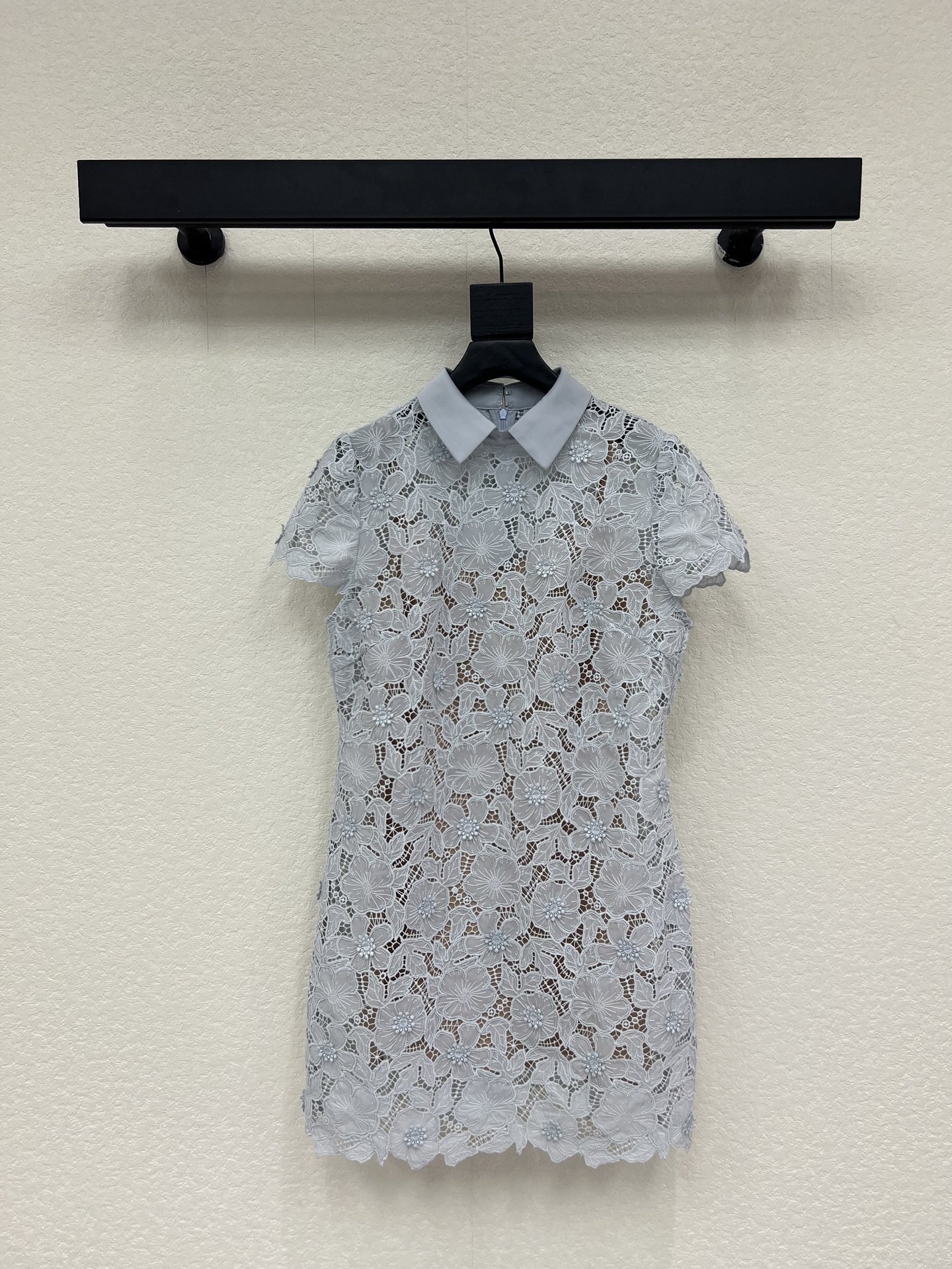 NO:858848,SP*26 new spring and summer glacier blue flower embroidered lace dress. It is made of imported lace fabric with super exquisite three-dimensional flower embroidery. The pattern is as delicate as an antique handkerchief. The hollow texture is full of texture. It is light and breathable. Small lapel + short sleeve design. It is capable and pretty. It has a French elegant atmosphere. It is very suitable for spring and summer wear. It has a romantic temperament of SML, skirts, T-shirt,19860909SP*26春夏新品冰河蓝花朵刺绣蕾丝连衣裙 采用进口蕾丝面料立体花朵刺绣超精致 花纹细腻如古董手帕 镂空肌理感满满 轻盈透气 小翻领+短袖设计 干练又俏 法式优雅氛围感拉满 春夏穿搭超适合 浪漫气质满分SML,,skirts,T-shirt,,Women's clothing