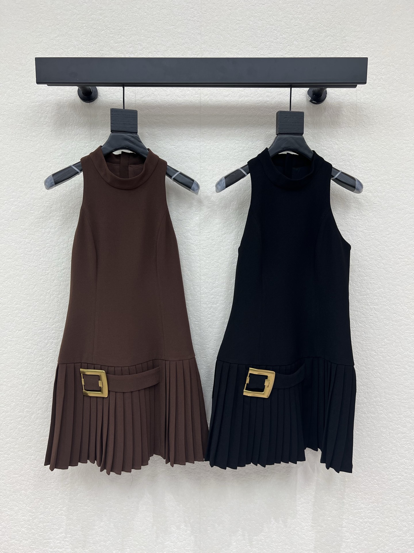 NO:858877,Balmai* Balmain's new spring and summer 26 high-end halterneck square-button pleated dress. The hem is spliced ​​with an A-line pleated pleated skirt that brings a sense of agility when walking. It neutralizes the neatness of the upper body. The oversized golden square buckle decoration on the waist is the soul highlight of the entire look. It breaks the dullness of pure black and has the right balance between French retro and modern cool. SML,,balmain,balmain,skirts,19860909Balmai*巴尔曼26春夏新品高级感挂脖方扣百褶连衣裙 下摆拼接A字压褶百褶裙型走路时自带灵动感 中和了上半身的利落感 腰侧超大号金色方扣装饰是整个造型的灵魂亮点 打破了纯黑的沉闷 把法式复古和现代酷感平衡得刚刚好 SML,,balmain,balmain,skirts,,Women's clothing
