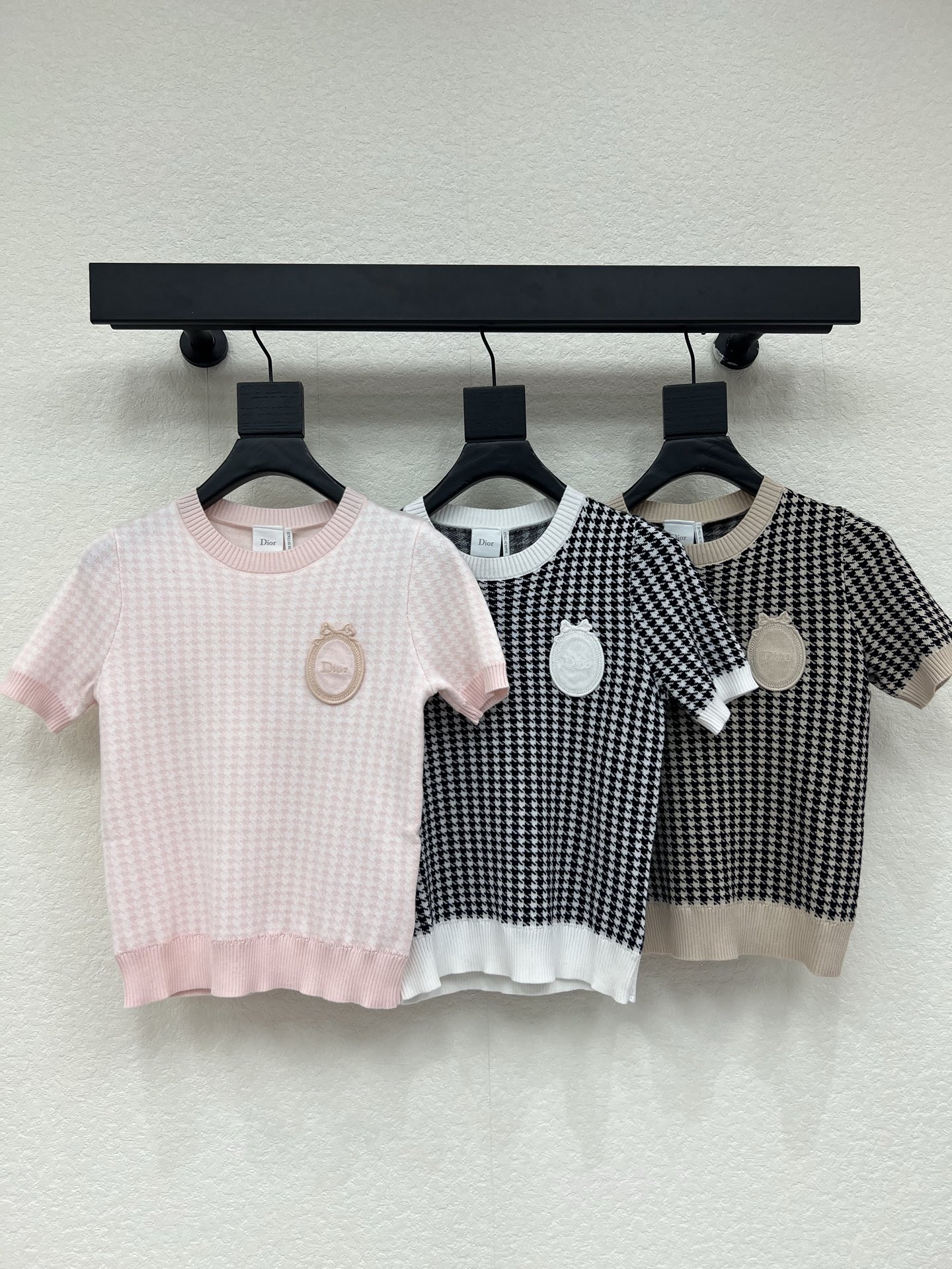 NO:845339,Dio*26 new spring and summer houndstooth round neck knitted short sleeves!  Customized wool material weaving, high-end texture, soft and comfortable. The body is decorated with pink houndstooth texture pattern. Gentle and high-end. The brand's latest logo is embroidered on the chest. It is full of sophistication and instantly enhances the brand style. Rich visual effects. Regular fit, slimming and adding vitality!  SML,,dior,T-shirt,19860909Dio*26春夏新款千鸟格圆领针织短袖！定制羊毛材质织造 质感高级 柔软舒适 大身饰以粉色千鸟格肌理花纹 温柔又高级 胸前刺绣品牌最新徽标 精致感拉满 品牌格调瞬间提升 丰富视觉效果 常规版型 显瘦增添活力！SML,,dior,T-shirt,,Women's clothing