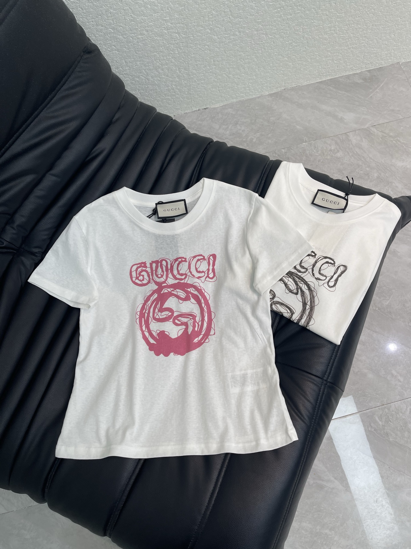 NO:845362,Gucc*26 new spring and summer short-sleeved T-shirt with digital printing and hand-painted letters. Imported snowflake cotton fabric. High-density fashionable sports style. Every daily wear. Playful and age-reducing design elements full of vitality. High quality. Size S-XXL,, gucci, T-shirt, tees, t-shirt,19860909Gucc*26春夏新款数码印手绘字母短袖T恤 进口雪花棉面料 高密度时髦运动风 每个日常的穿搭 俏皮减龄充满元气的设计元素 高品质 尺码S-XXL,,gucci,T-shirt,tees，t-shirt,,Women's clothing