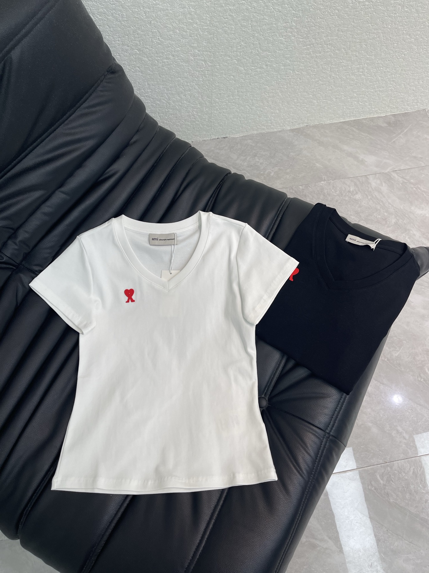 NO:846253,AMI slimming V-neck love short-sleeved T. Classic V-neck design. It can elongate the neck line and modify the face shape. The edges are flat and hemmed. It is not easy to deform after being worn for a long time. It has a little sexy. Fitted and slightly waisted, the lines are neat and smooth. It can naturally fit the body shape and modify the waist and abdomen lines. It is a slim and not tight style. It is very tolerant to the body. The iconic red love embroidered logo. Simple and slightly playful design, becoming a dazzling item for daily wear.  SML,,T-shirt,19860909AMI显瘦V领爱心短袖T 经典 V 领设计 能拉长颈部线条 修饰脸型 边缘做了平整包边 久穿也不容易变形 自带一点小性感 合身微收腰的剪裁 线条利落流畅 能自然贴合身形 修饰腰腹线条 属于显瘦又不紧绷的款型 对身材包容度很好 有标志性的红色爱心刺绣 Logo 简约又带点小俏皮的设计 成为日常穿搭的亮眼单品 SML,,T-shirt,,Women's clothing