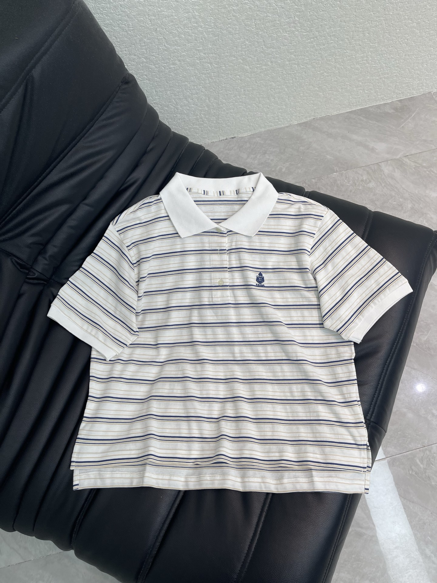 NO:858847,Prad*26 new spring and summer striped Polo collar short-sleeved T-shirt, loose fit + cotton fabric, super comfortable to wear in summer! White bottom with dark blue stripes, small embroidery on the chest is very detailed!  The lapel design has a bit of college style, and it can be worn with shorts or casual pants. It can be easily used for daily outings and commuting~SML, prada, shorts, T-shirt, tees, t-shirt,19860909Prad*26春夏新品条纹Polo领短袖T恤,宽松版型+棉质面料,夏天穿超舒服!白色底配深蓝条纹,胸前小刺绣超有细节感！翻领设计带点学院风,随便搭短裤,休闲裤都OK,日常出街,通勤都能轻松驾驭~SML,,prada,shorts,T-shirt,tees，t-shirt,,Women's clothing