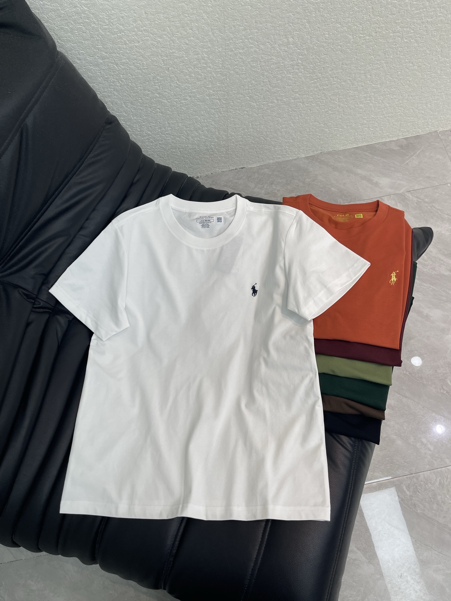 NO:858780,Ralph Laure*Raff polo26 new classic pony embroidered round neck short-sleeved T-shirt. Who doesn’t have a classic pony T-shirt in their wardrobe? Ralph Lauren’s little white horse really never gets tired of wearing it!  The pure cotton fabric is breathable and resistant, making it refreshing to wear in summer and perfect for inner wear in spring and autumn. The exquisite pony logo on the chest is low-key and noble. It is classic and never goes wrong. Whether it is leisure sports or high street travel, it can be easily controlled!  !  Same style for men and women!  S-4XL,,loro piana,T-shirt,tees,t-shirt,19860909Ralph Laure*拉夫polo26新款经典小马刺绣圆领短袖T恤.谁衣柜里还没件经典小马T啊 拉夫劳伦这匹小白马 真的穿不腻！纯棉面料透气又抗造,夏天穿清爽,春秋当内搭也绝. 胸口精致小马标,低调显贵,经典就是永不出错无论是休闲运动还是高街出行,都能轻松驾驭！！男女同款！S-4XL,,loro piana,T-shirt,tees，t-shirt,,Women's clothing