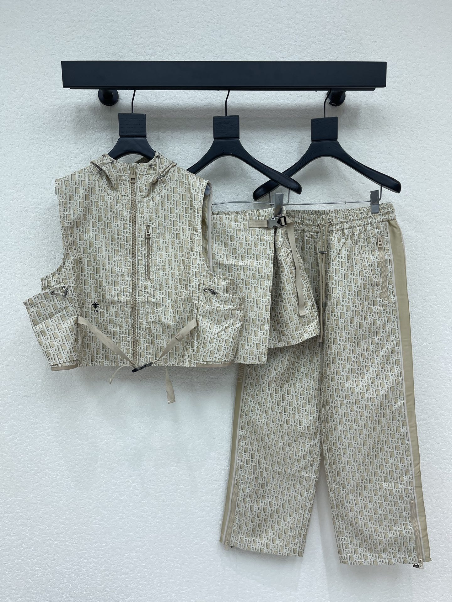 NO:846167,Short jacket p vest p pants p pants  Dio* presbyopic series classic Oblique presbyopic jacket jacket + presbyopic vest + jacquard wide-leg pants + presbyopic skirt, customized golden classic Oblique jacquard fabric, low-key and recognizable. Loose silhouette + hooded design, zipper closure, practical and fashionable, suitable for spring and autumn wear  The A-line version of the culottes + belt design is super suitable. The skirt length is moderate, slim and versatile. The fabric is light and windproof, making it easy to control for commuting, traveling and outdoors. The Oblique presbyopia pattern is the iconic element of Dior and has a perfect sense of fashion. Pair it with simple inner wear or items from the same series, and you can easily get a high-end look.  SML,,dior,skirts,jackets & coats,jackets & coats,hats,19860909短款外套 p马甲 p裤裙 p长裤 Dio*老花系列经典款Oblique老花冲锋衣夹克外套+老花马甲+提花阔腿裤+老花裤裙,定制的金色经典Oblique提花面料,低调又有辨识度.宽松廓形+连帽设计,拉链开合,实用又时髦,春秋季节穿着超合适裤裙A字版型+腰带设计,裙长适中,显瘦又百搭,面料轻便防风,通勤、旅行、户外都能轻松驾驭.Oblique老花图案是Dior标志性元素,时尚感满分,搭配简约内搭或同系列单品,轻松get高级感穿搭 SML,,dior,skirts,jackets & coats,jackets & coats,hats,,Women's clothing