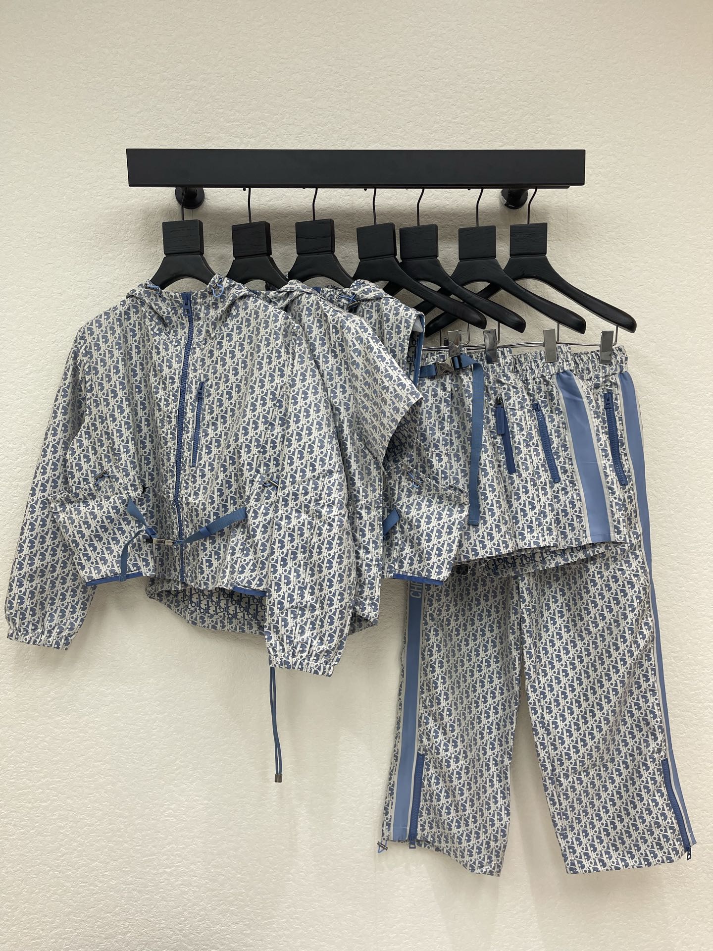 NO:846186,Short jacket pShort-sleeved jacket pVest Pants skirt shorts pTrousers  Dio* presbyopic series classic Oblique presbyopic jacket jacket + jacquard short-sleeved jacket + presbyopic vest + jacquard wide-leg pants + presbyopic skirt/shorts, customized blue classic Oblique jacquard fabric, low-key and recognizable. Loose silhouette + hooded design, zipper closure, practical and fashionable.  The A-line culottes + belt design are very suitable for wearing in spring and autumn. The skirt length is moderate, slim and versatile, and the fabric is light and windproof. It can be easily used for commuting, traveling and outdoors. The Oblique presbyopia pattern is the iconic element of Dior and has a perfect sense of fashion. Pair it with simple inner wear or single items from the same series, and you can easily get a high-end look.  SML short jacket AA23988510 short-sleeved jacket AA23988410 vest AA23988410 hakama AA23988350 shorts AA23988330 trousers AA23988410,,dior,skirts,shorts,jackets & coats,jackets & coats,T-shirt,hats,19860909短款外套 p短袖外套 p马甲 裤裙 短裤 p长裤 Dio*老花系列经典款Oblique老花冲锋衣夹克外套+提花冲锋短袖外套+老花马甲+提花阔腿裤+老花裤裙/短裤,定制的蓝色经典Oblique提花面料,低调又有辨识度.宽松廓形+连帽设计,拉链开合,实用又时髦,春秋季节穿着超合适裤裙A字版型+腰带设计,裙长适中,显瘦又百搭,面料轻便防风,通勤、旅行、户外都能轻松驾驭.Oblique老花图案是Dior标志性元素,时尚感满分,搭配简约内搭或同系列单品,轻松get高级感穿搭 SML 短款外套AA23988510 短袖外套AA23988410 马甲AA23988410 裤裙AA23988350 短裤AA23988330 长裤AA23988410,,dior,skirts,shorts,jackets & coats,jackets & coats,T-shirt,hats,,Women's clothing