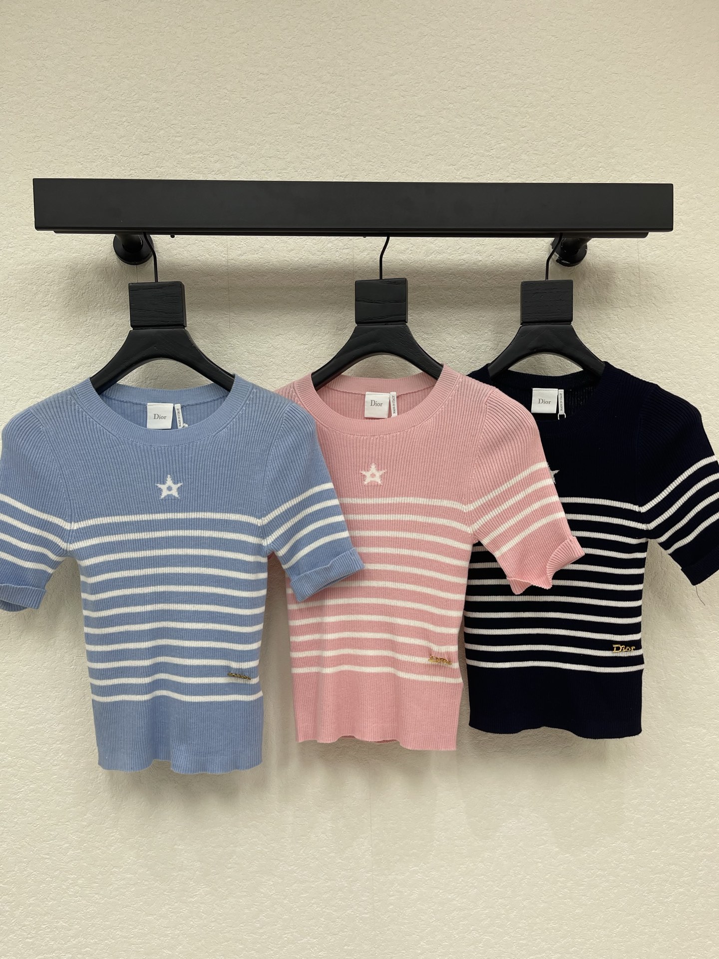 NO:846137,Dio*26 new spring and summer round neck five-pointed star striped knitted short sleeves!  Weaved with custom wool knitted yarn material, delicate, soft and comfortable, round neck knitted short-sleeved cut, two-color stripes all over the body intertwined with five-pointed star jacquard pattern on the chest, slim fit, full of elasticity, highlighting the brand style, fashionable and age-reducing!  SML,,dior,T-shirt,19860909Dio*26春夏新款圆领五角星条纹针织短袖！定制羊毛针织纱线材质织造 细腻柔软舒适 圆领针织短袖剪裁 大身通体两色条纹交织胸前五角星提花图案 修身版型 弹力十足 凸显品牌格调 时髦减龄！SML,,dior,T-shirt,,Women's clothing