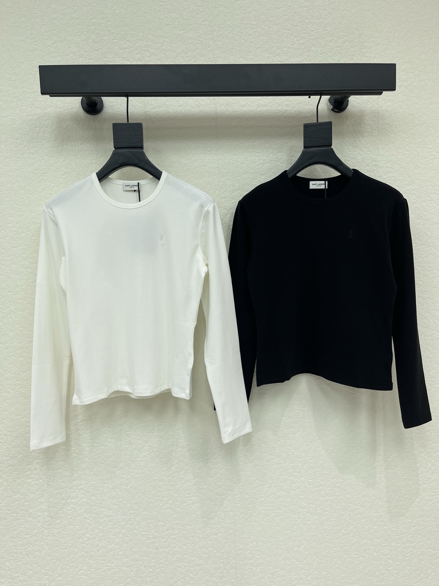 NO:858742,Ysl*26 new early autumn style elastic bottoming long sleeves with embroidery on the left side. Classic round neck design. The edges are flat hemmed. It fits the neck and does not block the neck or deform. Embroidered letters of the same color on the left side are not ostentatious but can reflect the brand texture. There is also a brand collar mark on the inside of the collar. Slim-fitting and slightly waist-fitting tailoring. Clean lines. It can modify the body shape but not tight. It is a slim model that is tight. SML,, saint laurent,19860909Ysl*26早秋新款左侧刺绣弹力打底长袖 经典圆领设计 边缘做了平整的包边处理 贴合颈部 不卡脖子也不会变形 左侧同色刺绣字母 不张扬却能体现品牌质感 领口内侧也带有品牌领标 修身微收腰的合身剪裁 线条利落 能修饰身形但不紧绷 属于偏紧身的显瘦款 SML,,saint laurent,,Women's clothing