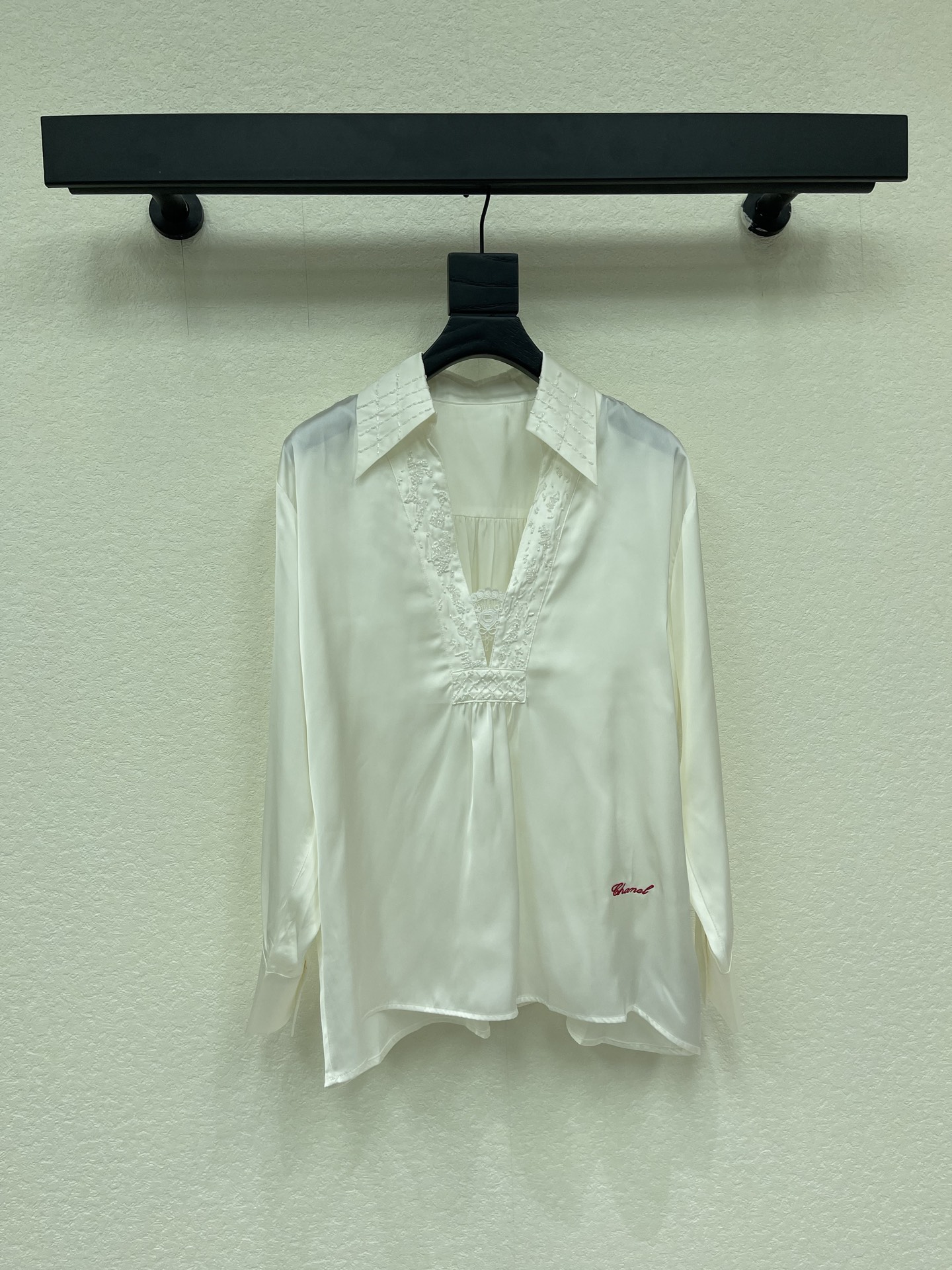 NO:858821,CHANE*26 new second-hand white beaded shirt is made of light and thin fabrics, with a smooth and shiny touch. The neckline and chest are heavily decorated with embroidered beads. Exquisite and elegant!  The red embroidery in the lower left corner is the brand logo. The highly recognizable and loose silhouette is highly tolerant and can be easily worn in daily or formal occasions. Pair it with high-waisted pants or skirts to easily get a high-end look. SML, chanel, skirts, shirts,19860909CHANE*26新品中古白色钉珠衬衫采用轻薄面料 触感柔滑有光泽领口和胸前重工绣珠装饰 精致优雅！左下角红色刺绣是品牌标志,辨识度高宽松的版型剪裁包容性强 日常或正式场合都能轻松驾驭.搭配高腰裤或裙装,轻松get高级感造型SML,,chanel,skirts,shirts,,Women's clothing