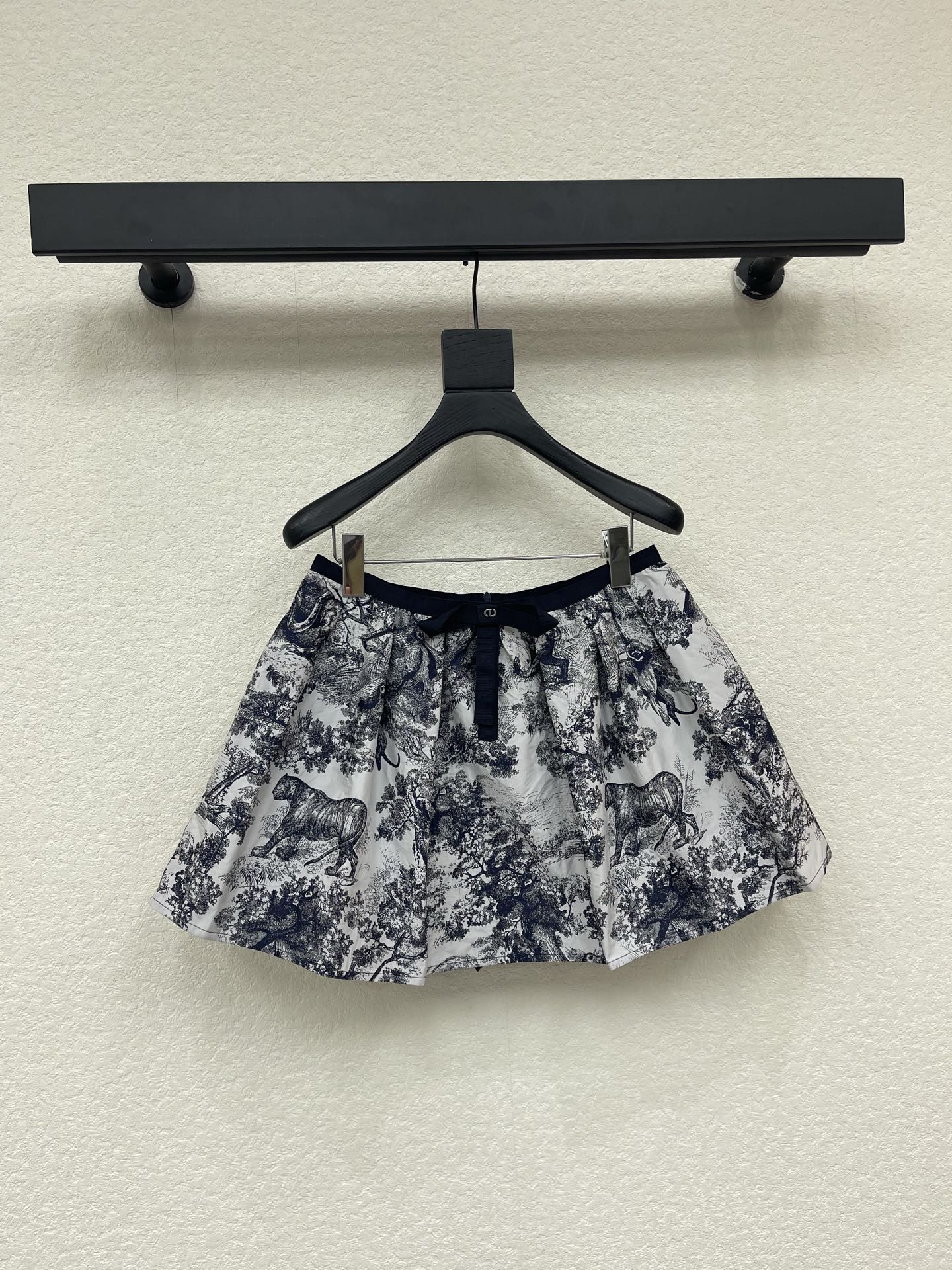 NO:846249,Dio*26 new spring and summer French retro-style jungle print A-line skirt has a sense of luxury and playfulness. The high-waisted A-line umbrella skirt version easily creates a high waistline and optimizes body proportions. The classic blue and white jungle print presents the elegant atmosphere of a French manor in a retro sketch style. It is high-end and eye-catching. The waist is decorated with a navy blue bow, which is exquisite and playful. SMLXL, dior, skirts,19860909Dio*26春夏新品法式复古风丛林印花A字短裙 自带高级感与俏皮感 高腰A字伞裙版型轻松打造高腰线优化身材比例 经典蓝白丛林印花 以复古素描风呈现自带法式庄园的优雅氛围 高级又耐看 腰部搭配一条藏蓝色蝴蝶结装饰精致又俏皮SMLXL,,dior,skirts,,Women's clothing