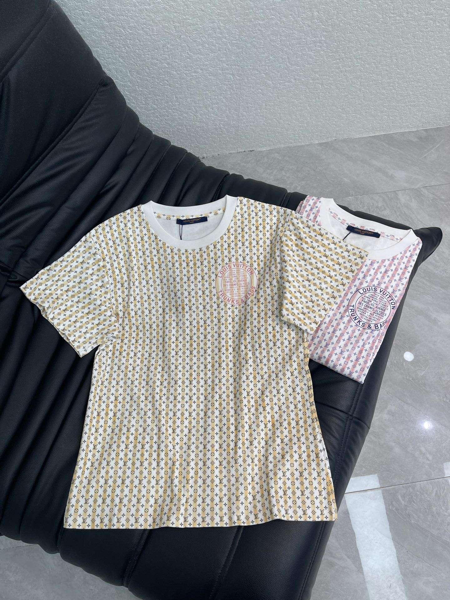 NO:858719,Louis Vuitto*26 new spring and summer all-over small letter printed short-sleeved T-shirt. Pure cotton fabric. High-density fashionable sports style. Every daily wear. Playful and age-reducing design elements full of vitality. High quality. Size SML, Louis Vuitton, T-shirt, tees, t-shirt,19860909Louis Vuitto*26春夏新款全身小字母印花短袖T恤 纯棉面料 高密度时髦运动风 每个日常的穿搭 俏皮减龄充满元气的设计元素 高品质 尺码SML,,louis vuitton,T-shirt,tees，t-shirt,,Women's clothing