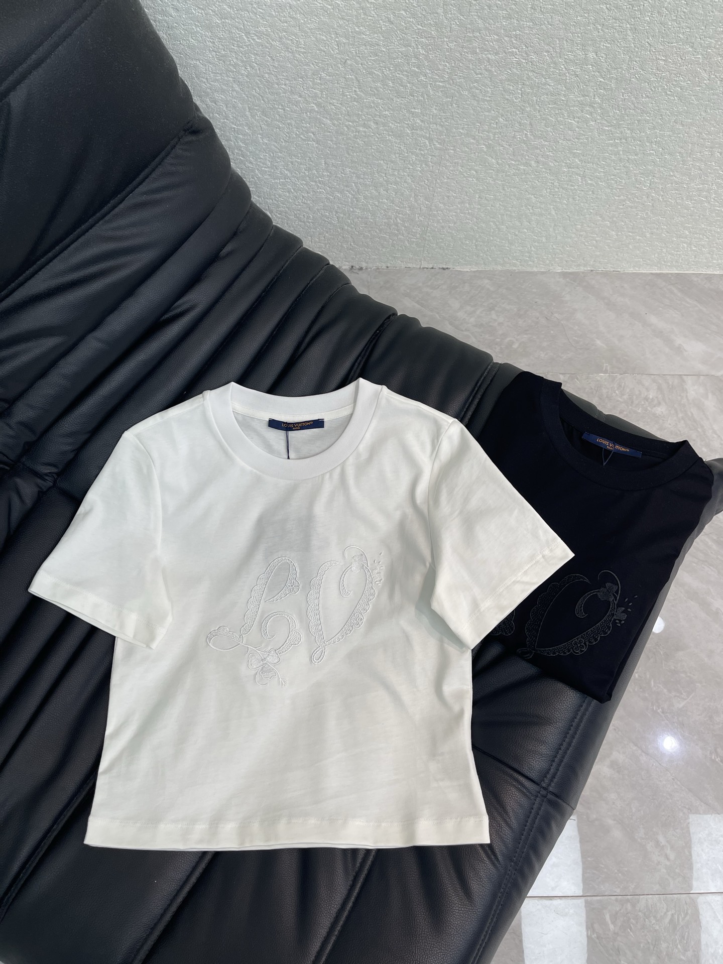 NO:858761,Louis Vuitto*26 new spring and summer simple solid color embroidered floral letter short-sleeved T-shirt. Pure cotton fabric. High-density fashionable sports style. Every daily wear. Playful and age-reducing design elements full of vitality. High quality. Size SML, Louis Vuitton, T-shirt, tees, t-shirt,19860909Louis Vuitto*26春夏新款简约纯色刺绣花卉字母短袖T恤 纯棉面料 高密度时髦运动风 每个日常的穿搭 俏皮减龄充满元气的设计元素 高品质 尺码SML,,louis vuitton,T-shirt,tees，t-shirt,,Women's clothing