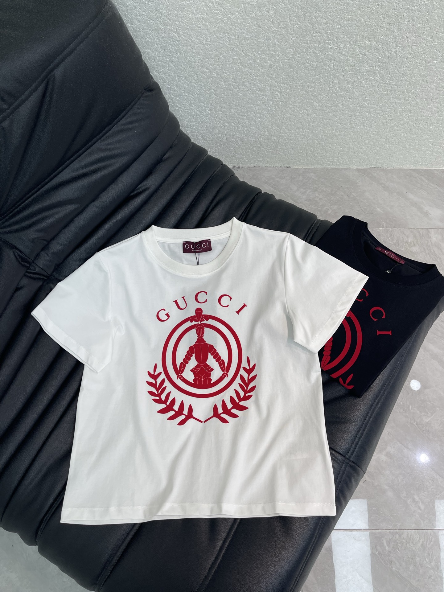 NO:846265,Gucc*26 new spring and summer synchronized round neck printed short-sleeved T-shirt!  Customized imported raw cotton material, full of texture, comfortable and breathable, with iconic letters, logos and badges printed in the center of the chest to highlight the brand's tone. Development of surface accessories. Round neck short-sleeved T-shirt tailoring. Casual and relaxed for daily commuting. Wear it alone and look fashionable!  SML,,gucci,T-shirt,tees,t-shirt,19860909Gucc*26春夏新款同步圆领印花短袖T恤！定制进口原生全棉材质 质感十足 舒适透气胸前居中点缀标志性字母徽标徽章印花图案 彰显品牌调性 面辅料开发 圆领短袖T恤剪裁 日常通勤休闲松弛 单穿内搭出彩时髦！SML,,gucci,T-shirt,tees，t-shirt,,Women's clothing