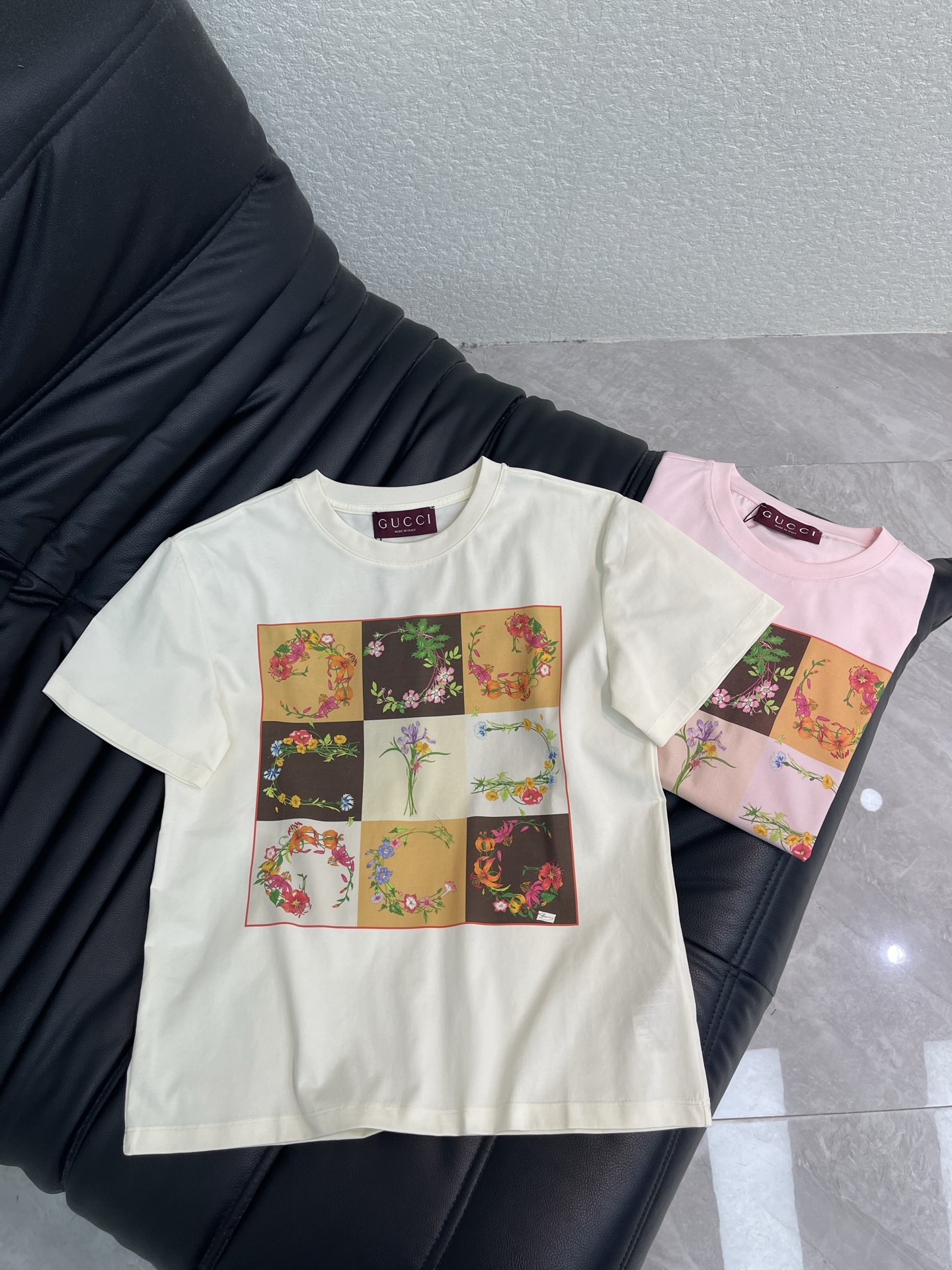 NO:846271,Gucc*26 new spring and summer new round neck printed short-sleeved T-shirt!  Customized imported raw cotton material, full of texture, comfortable and breathable, checkerboard floral print in the center of the chest, iconic letter pattern, highlighting the brand tone, development of surface accessories, round neck short-sleeved T-shirt tailoring, casual and relaxed for daily commuting, stylish when worn alone!  SML,,gucci,T-shirt,tees,t-shirt,19860909Gucc*26春夏新款同步 圆领印花短袖T恤！定制进口原生全棉材质 质感十足 舒适透气胸前居中棋盘格花卉印花标志性字母图案 彰显品牌调性 面辅料开发 圆领短袖T恤剪裁 日常通勤休闲松弛 单穿内搭出彩时髦！SML,,gucci,T-shirt,tees，t-shirt,,Women's clothing