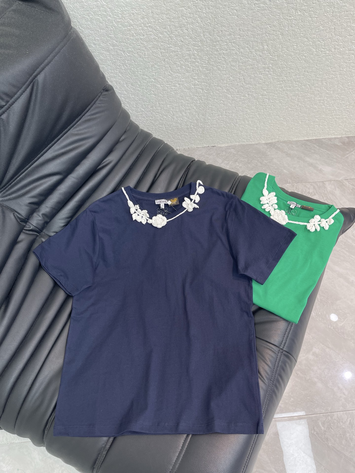NO:858740,Loew*26 new spring and summer new flower collar embroidered short-sleeved T-shirt. Pure cotton fabric. High-density fashionable sports style. Every daily wear. Playful and age-reducing design elements full of vitality. High quality. Size SML, loewe, T-shirt, tees, t-shirt,19860909Loew*26春夏新款花朵领刺绣短袖T恤 纯棉面料 高密度时髦运动风 每个日常的穿搭 俏皮减龄充满元气的设计元素 高品质 尺码SML,,loewe,T-shirt,tees，t-shirt,,Women's clothing