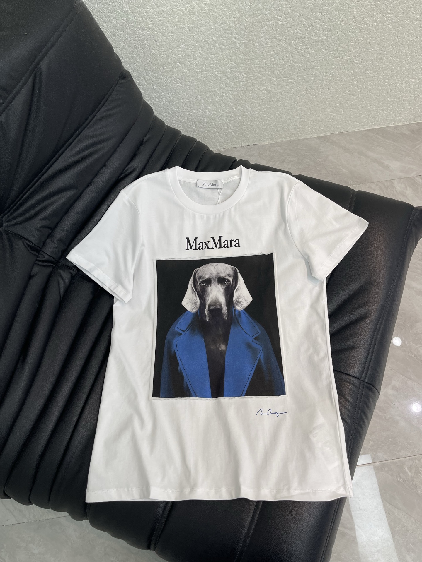 NO:846277,Maxmar*26 new spring and summer new Weimaraner dog head printed patch embroidered short-sleeved T-shirt. High-end fabrics, soft, delicate and comfortable. The dog head print on the chest has a great visual impact. The dog pattern in the coat is very powerful and designed, exuding a casual and free atmosphere. The versatile version, the touch of the upper body will be comfortable for everyone who wears it!  The classic colors are elegant and high-end, a must-have for daily wear!  SML,,T-shirt,tees,t-shirt,19860909Maxmar*26春夏新款威玛猎犬狗头印花贴布绣短袖T恤.高订面料,柔软细腻舒适.胸前的狗头印花图案,具极视觉冲力击,穿大衣狗的狗图案,非常张有力和设感计,散发随性洒脱息气.百搭版型,上身的触感谁穿谁知道的舒服！ 经典颜色都是气质又高级,日常穿搭必备！SML,,T-shirt,tees，t-shirt,,Women's clothing